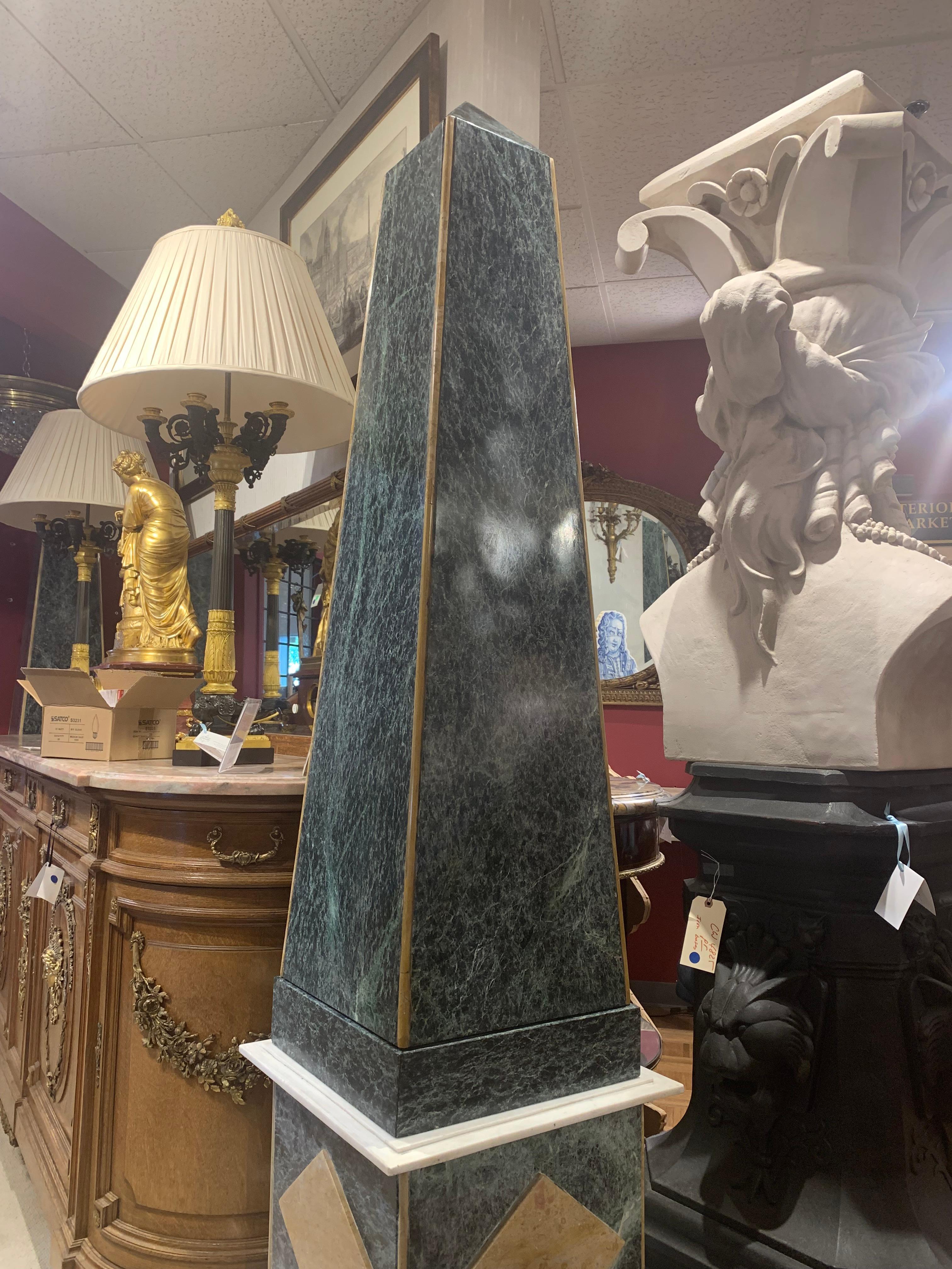 Paire d'obélisques monumentaux italiens en marbre Bon état - En vente à Atlanta, GA