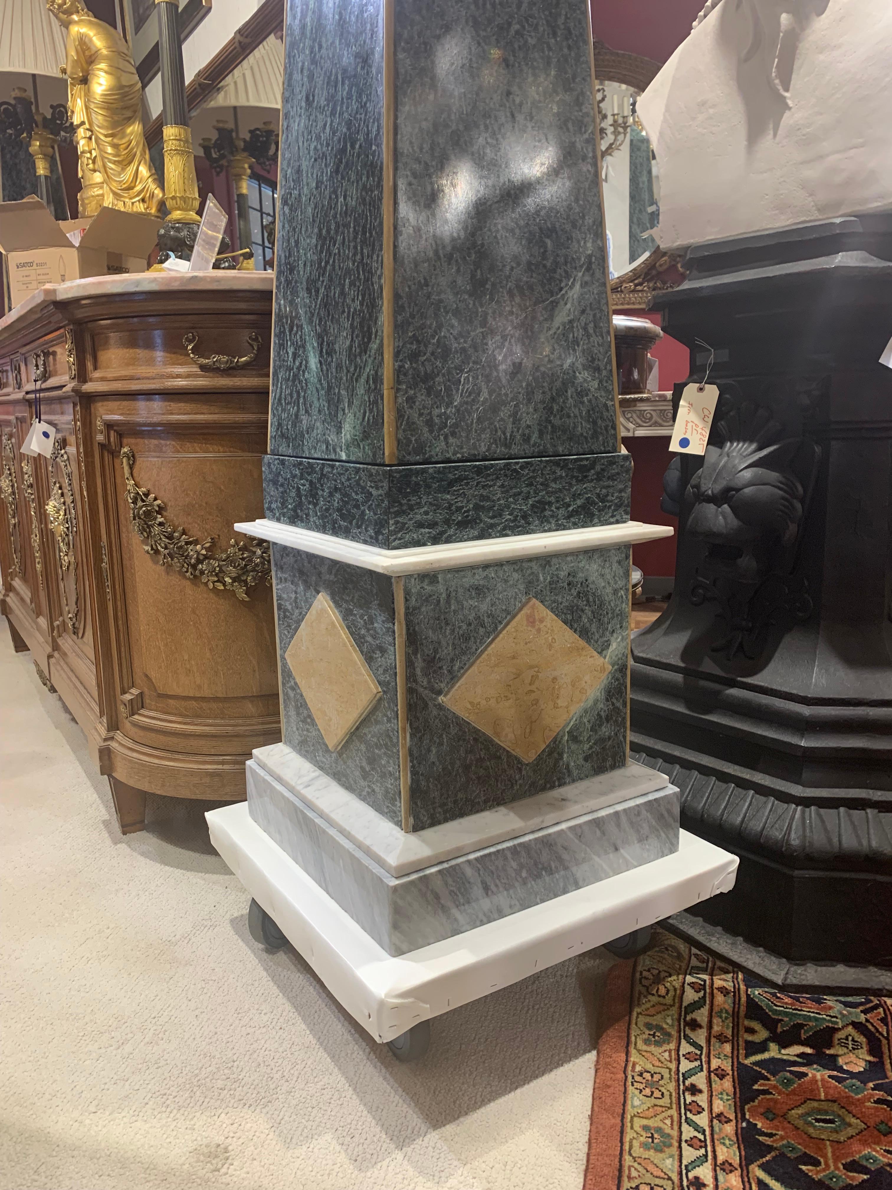 Paire d'obélisques monumentaux italiens en marbre en vente 1