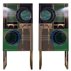 Coppia di armadietti italiani in vetro opalino multicolore, finiture in ottone, anni '80