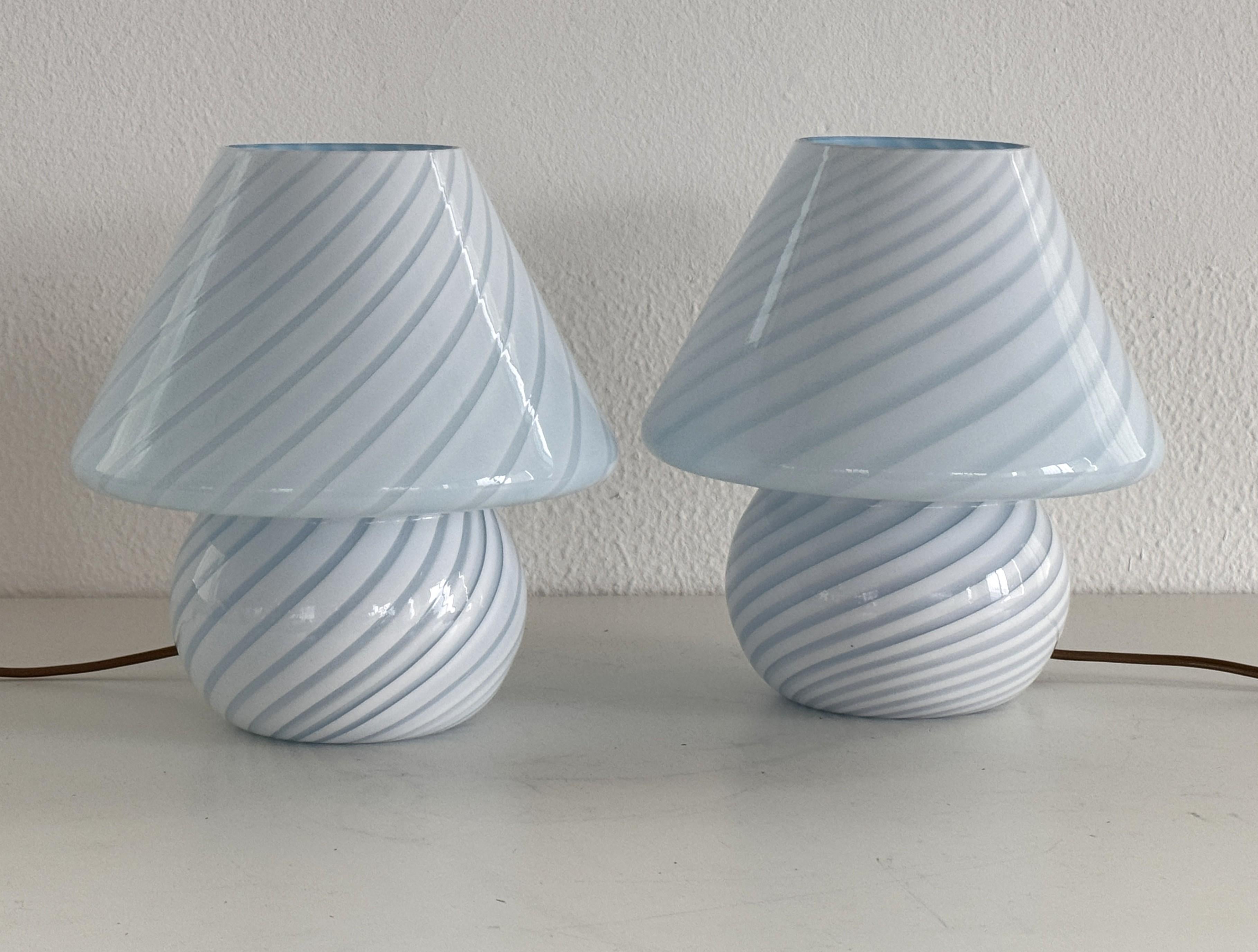 Pareja de lámparas de sobremesa italianas de Murano de los años 70 con forma de seta en vidrio azul arremolinado en venta 2