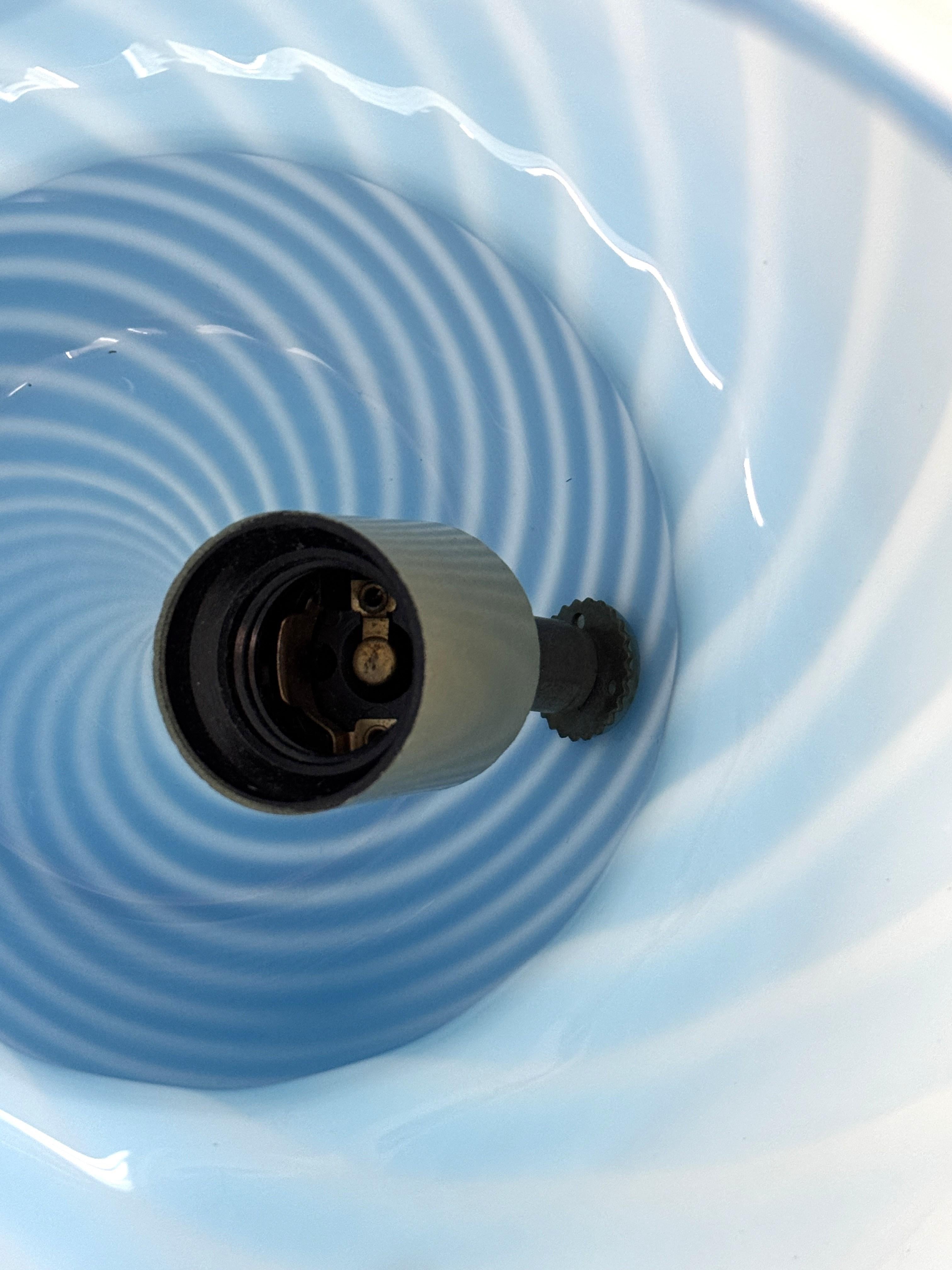 Pareja de lámparas de sobremesa italianas de Murano de los años 70 con forma de seta en vidrio azul arremolinado en venta 3