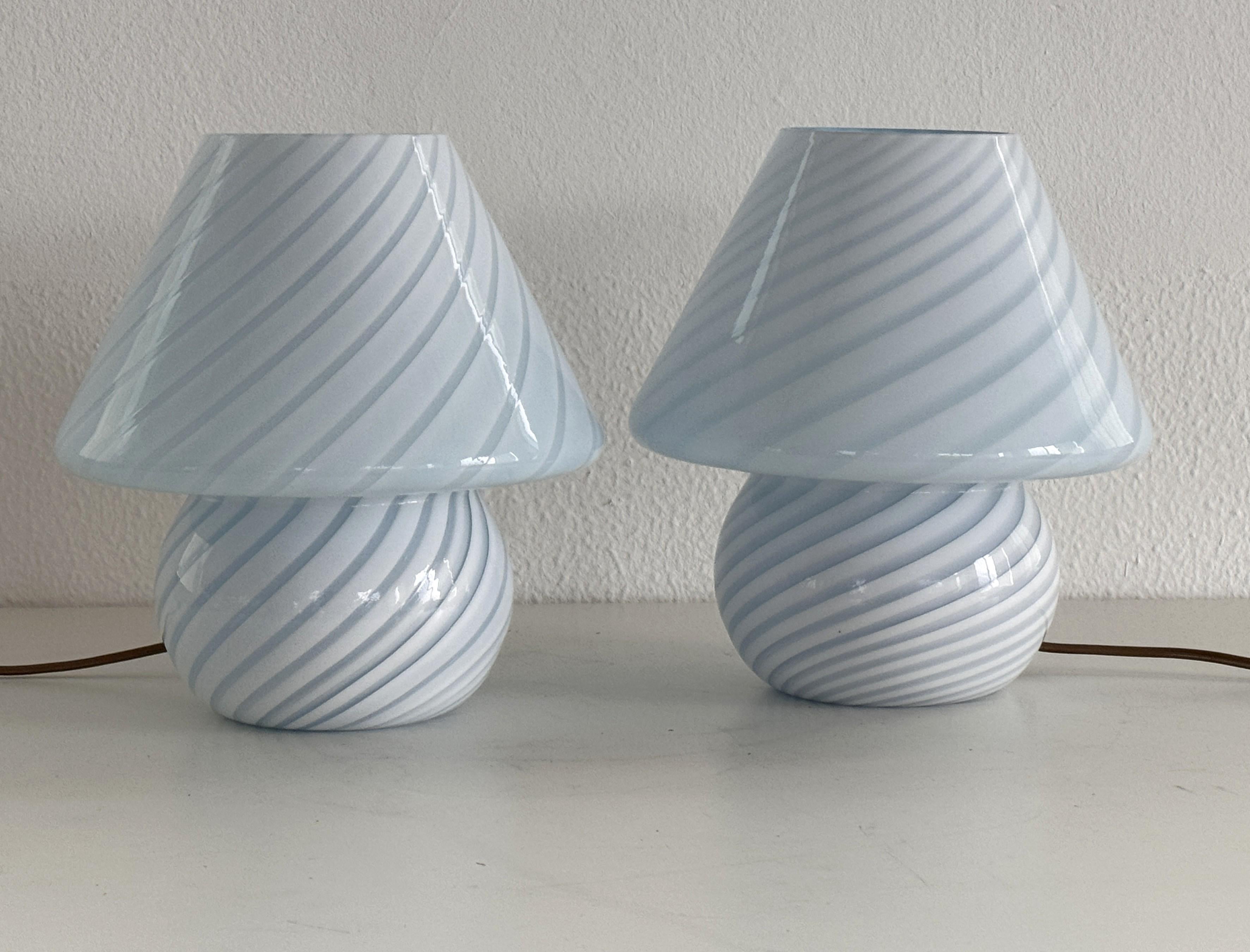 Pareja de lámparas de sobremesa italianas de Murano de los años 70 con forma de seta en vidrio azul arremolinado en venta 4