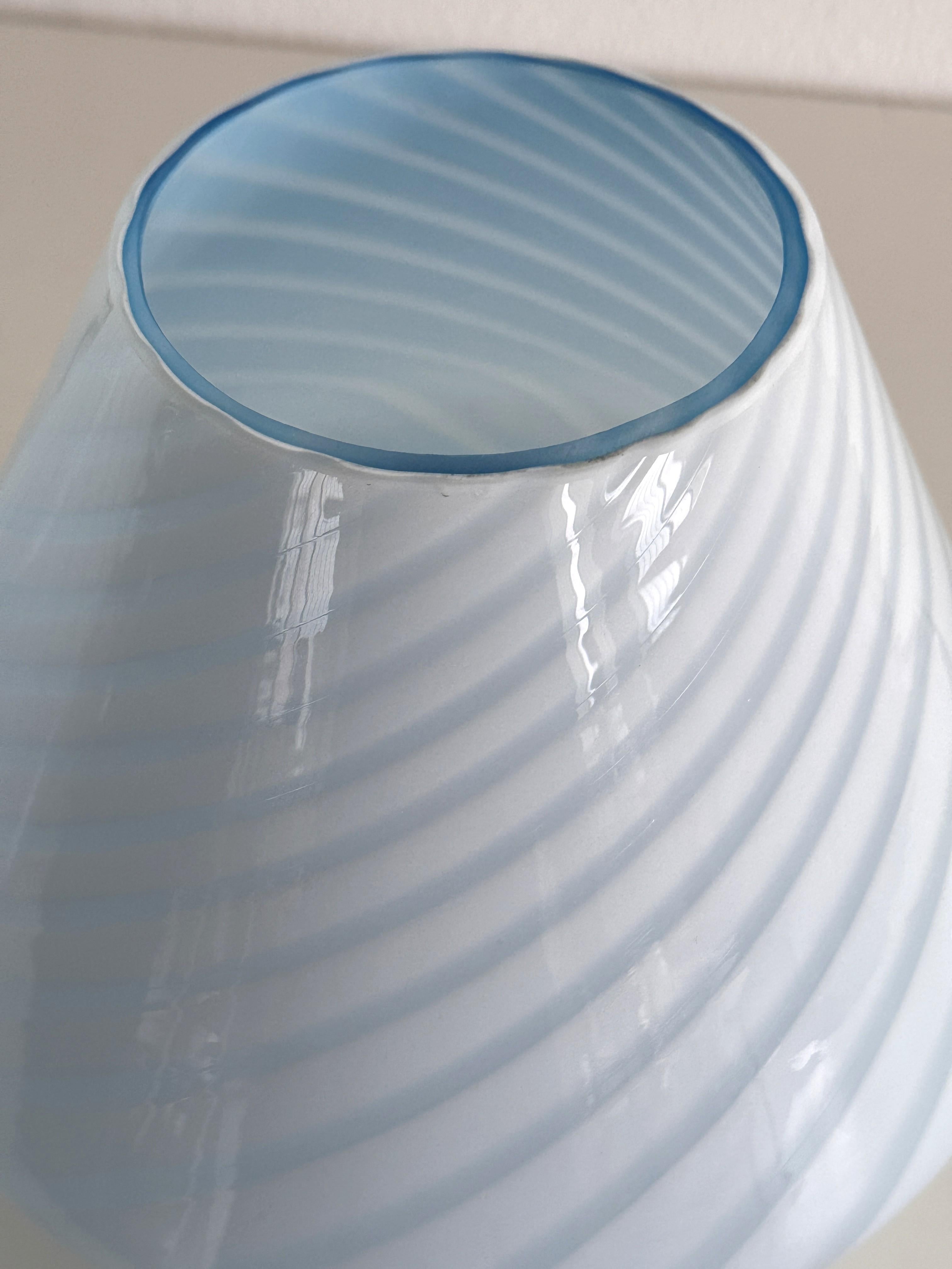 Pareja de lámparas de sobremesa italianas de Murano de los años 70 con forma de seta en vidrio azul arremolinado en venta 6