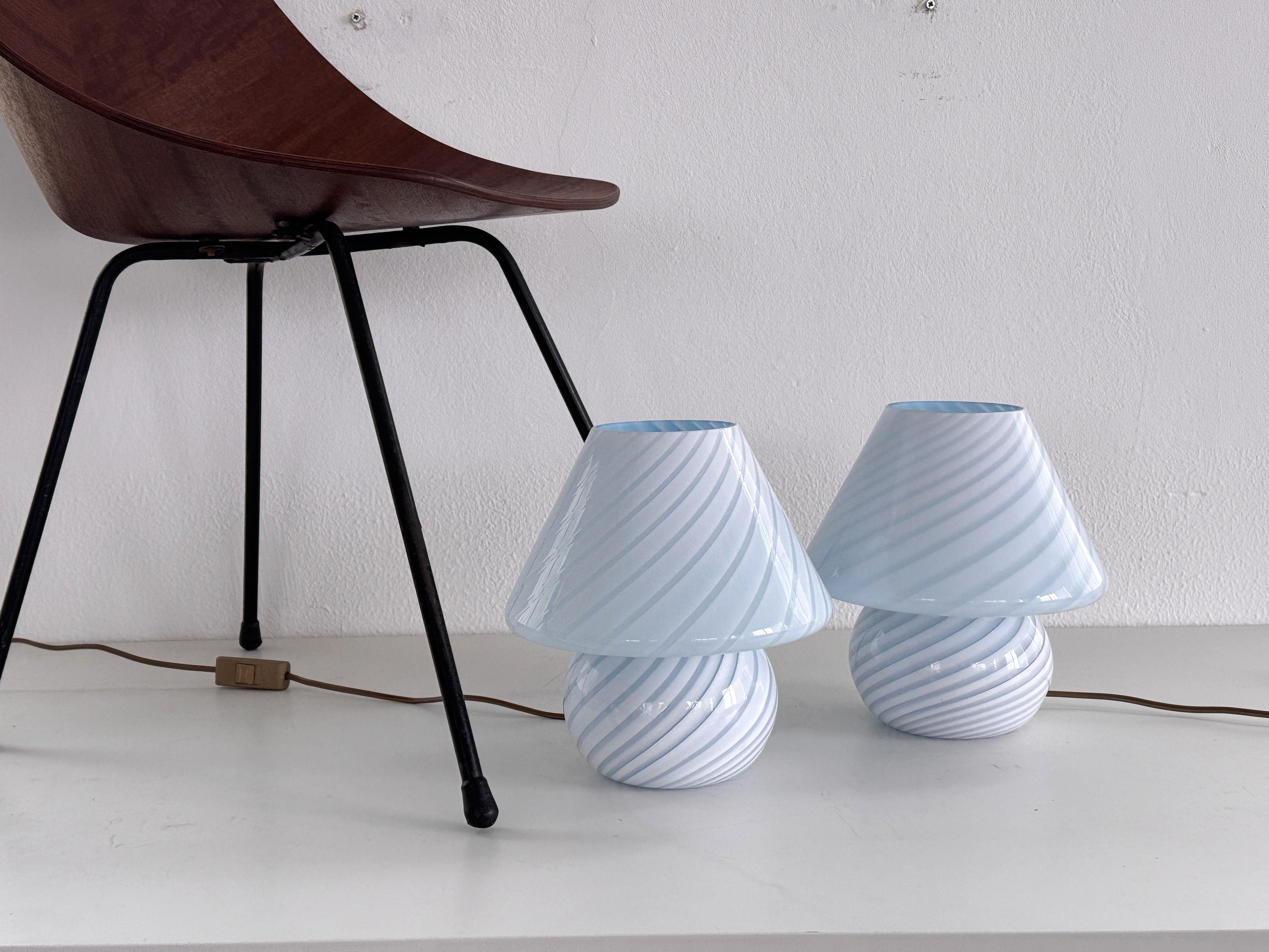 Pareja de lámparas de sobremesa italianas de Murano de los años 70 con forma de seta en vidrio azul arremolinado Moderno de mediados de siglo en venta