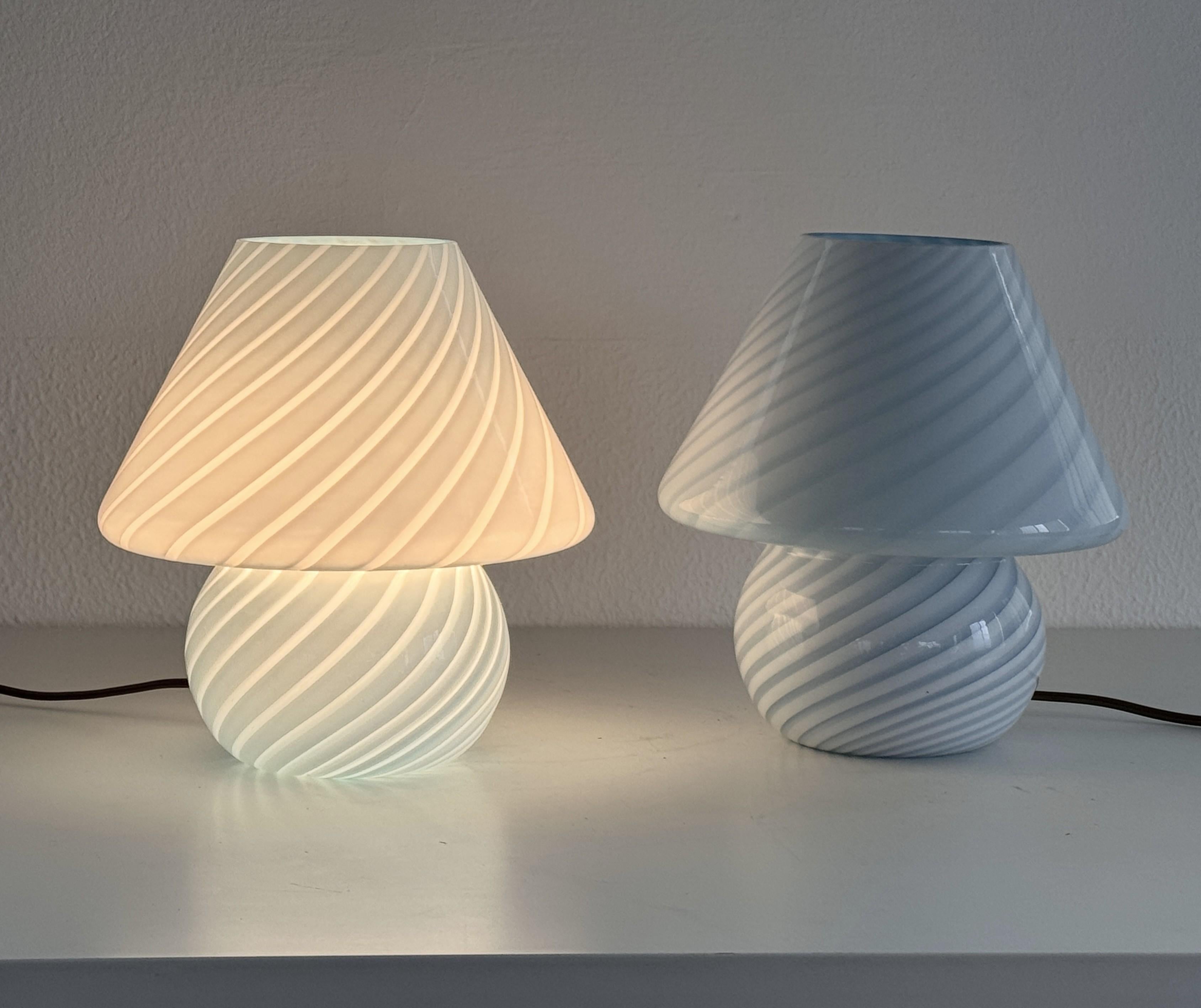 Pareja de lámparas de sobremesa italianas de Murano de los años 70 con forma de seta en vidrio azul arremolinado Italiano en venta