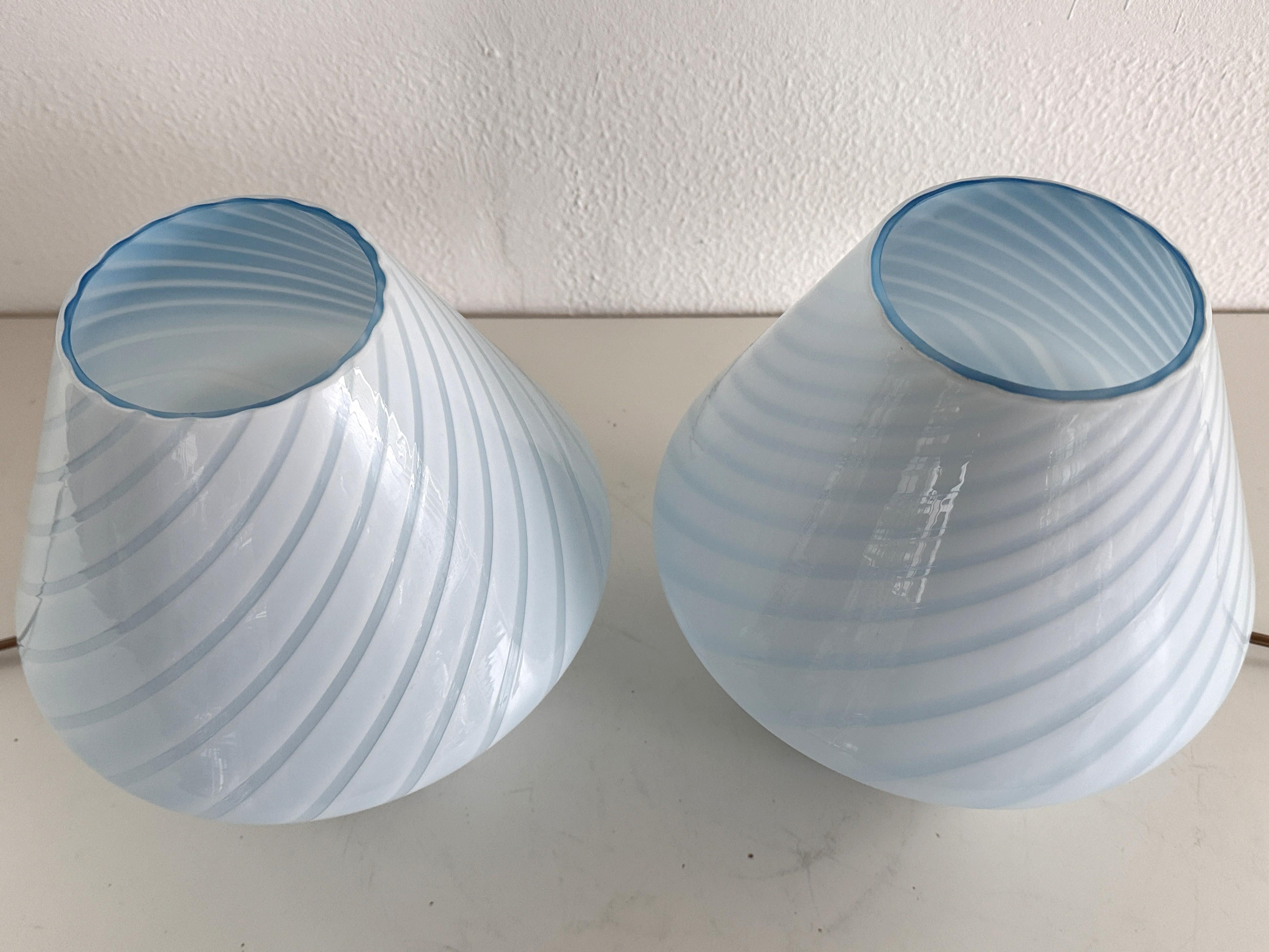 Pareja de lámparas de sobremesa italianas de Murano de los años 70 con forma de seta en vidrio azul arremolinado en Bueno estado para la venta en Morazzone, Varese