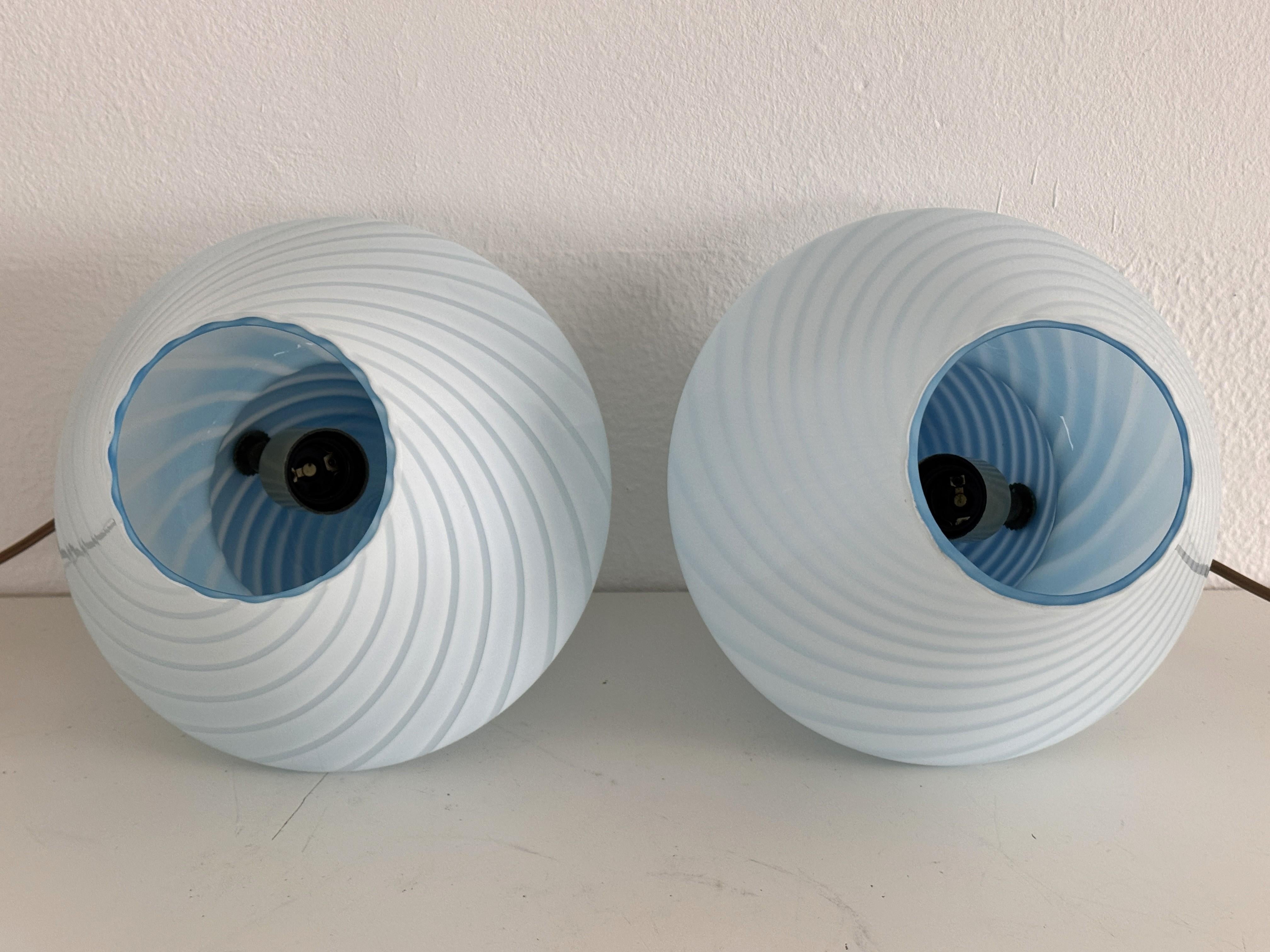 Pareja de lámparas de sobremesa italianas de Murano de los años 70 con forma de seta en vidrio azul arremolinado finales del siglo XX en venta