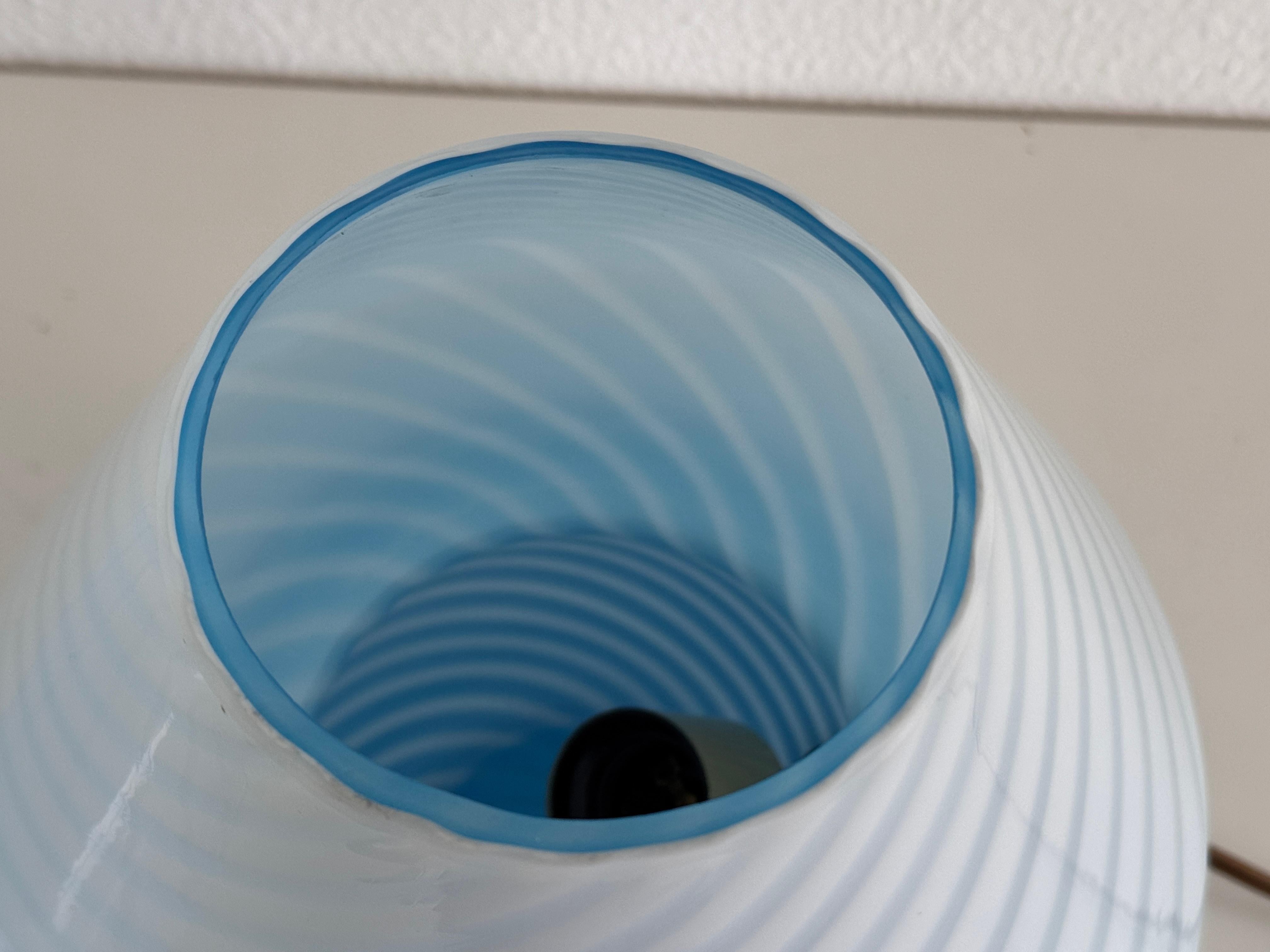 Pareja de lámparas de sobremesa italianas de Murano de los años 70 con forma de seta en vidrio azul arremolinado en venta 1