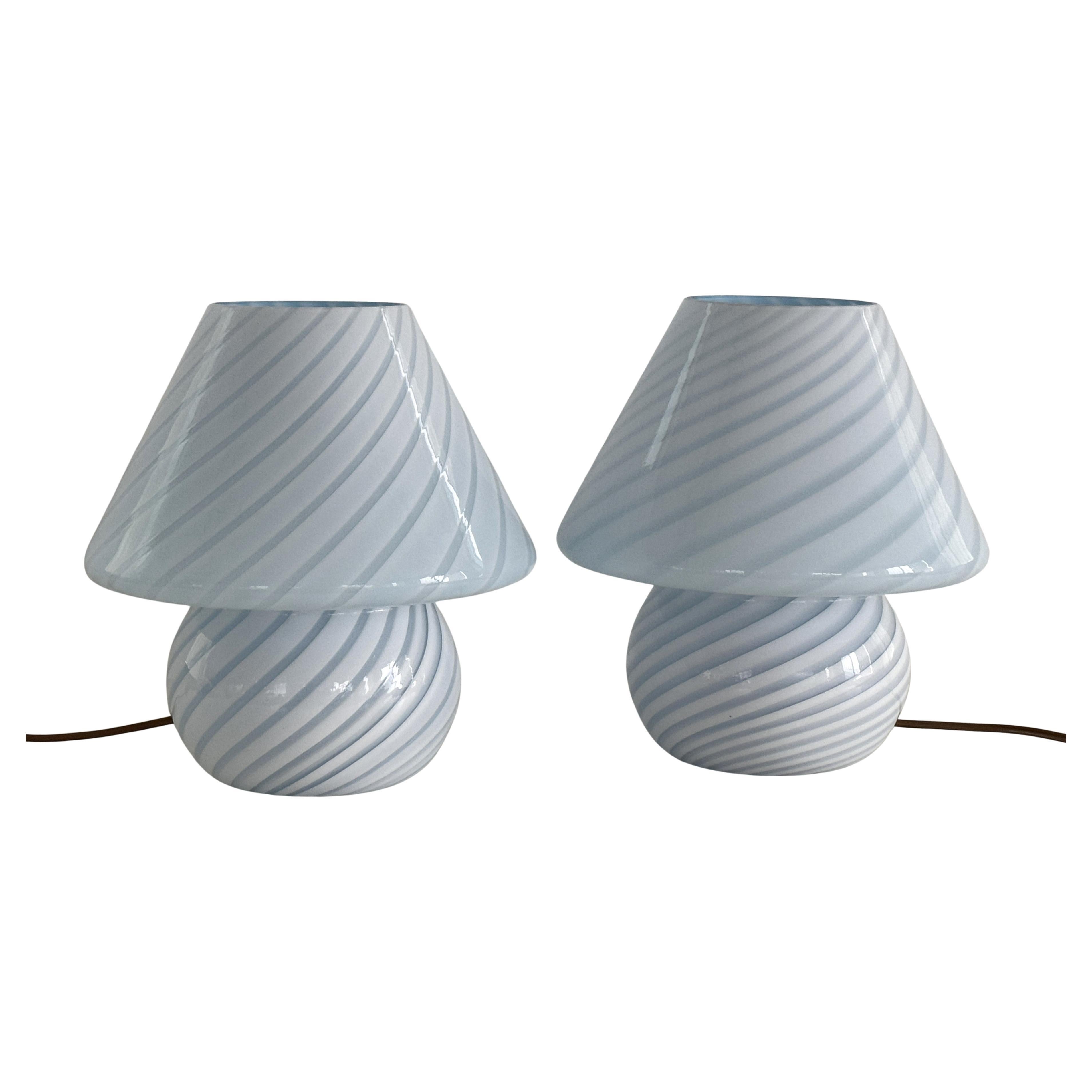 Pareja de lámparas de sobremesa italianas de Murano de los años 70 con forma de seta en vidrio azul arremolinado en venta