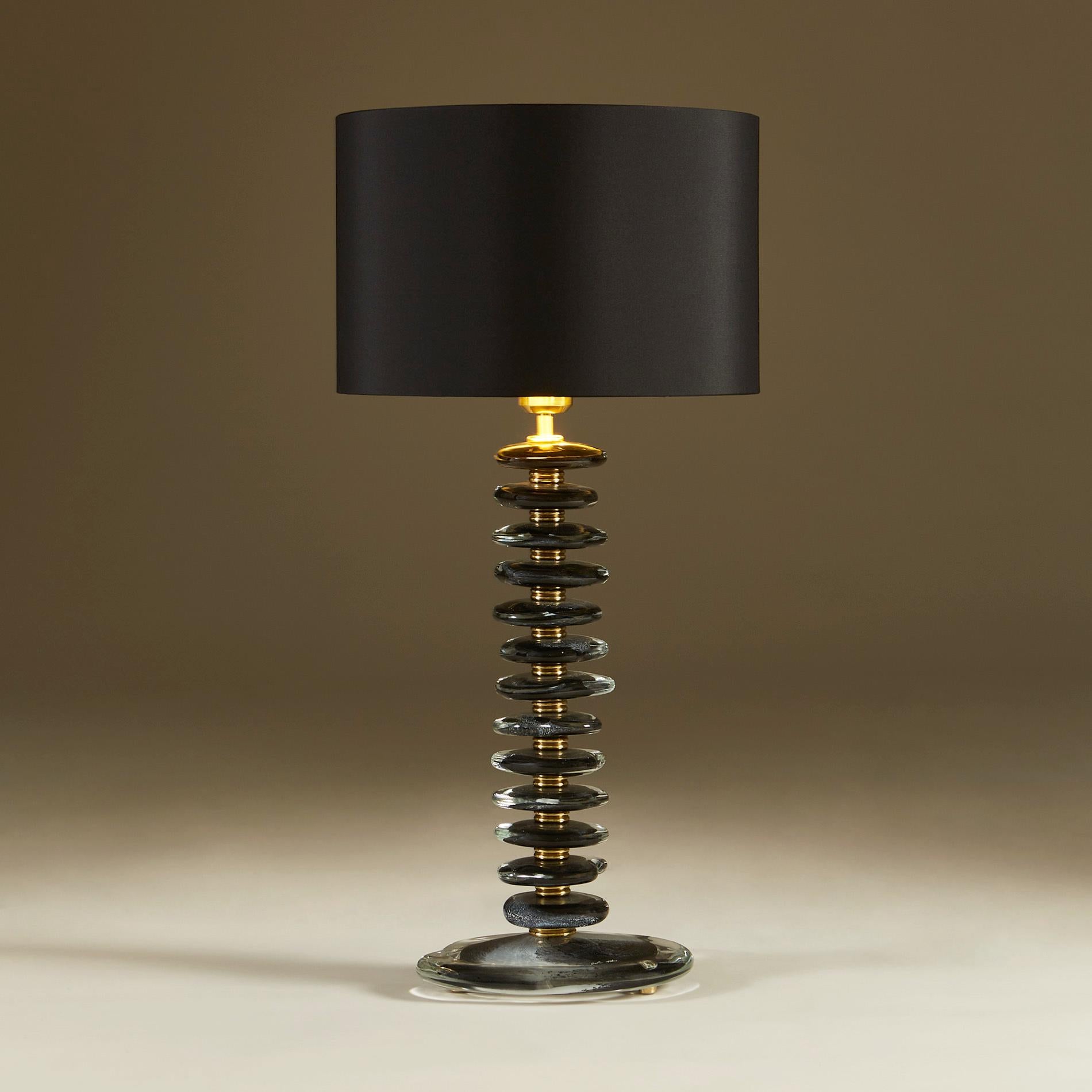 italien Paire de lampes en verre noir, blanc et transparent et galets en laiton de Murano (Italie) en vente