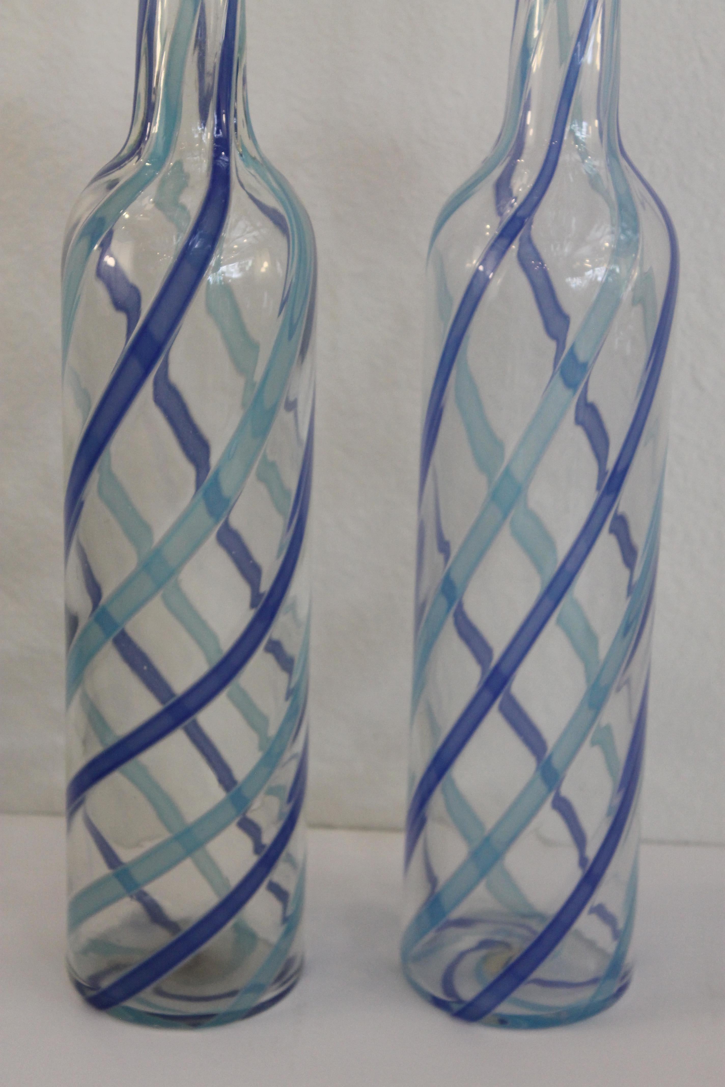 Paire de carafes en Murano Fratelli Toso à rubans bleu et aqua.  Chaque vase mesure 16,75