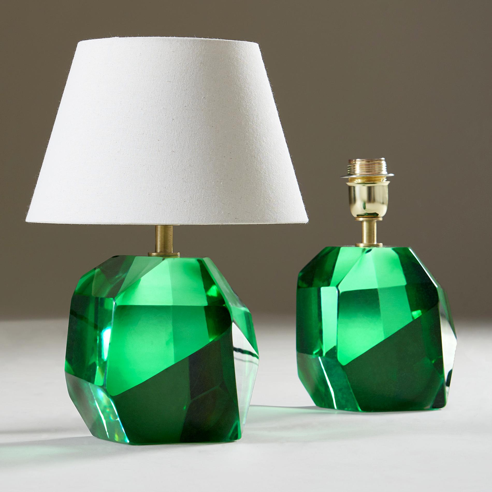 Zeitgenössische, handgefertigte und handpolierte Lampen aus massivem Murano mit Messingbeschlägen.

Signiert 