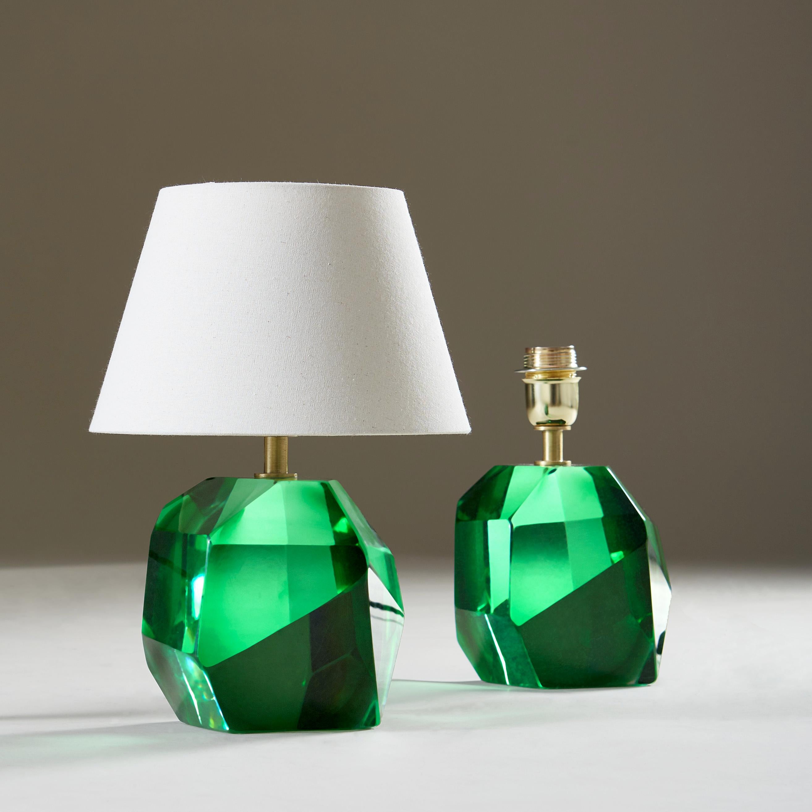 Paar italienische Murano-Schmuck-Tischlampen in Smaragdgrün mit Bergschmuck (Italienisch) im Angebot