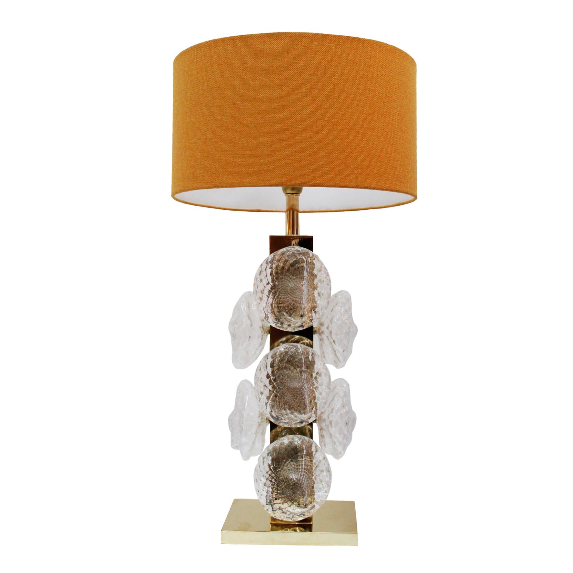 Ein Paar Tischlampen mit rechteckiger Messingstruktur und mundgeblasenem Murano-Glas.

Jede Leuchte verfügt über eine rechteckige Messingstruktur mit einer polierten goldfarbenen Oberfläche, die ein elegantes und luxuriöses Fundament bildet. Der