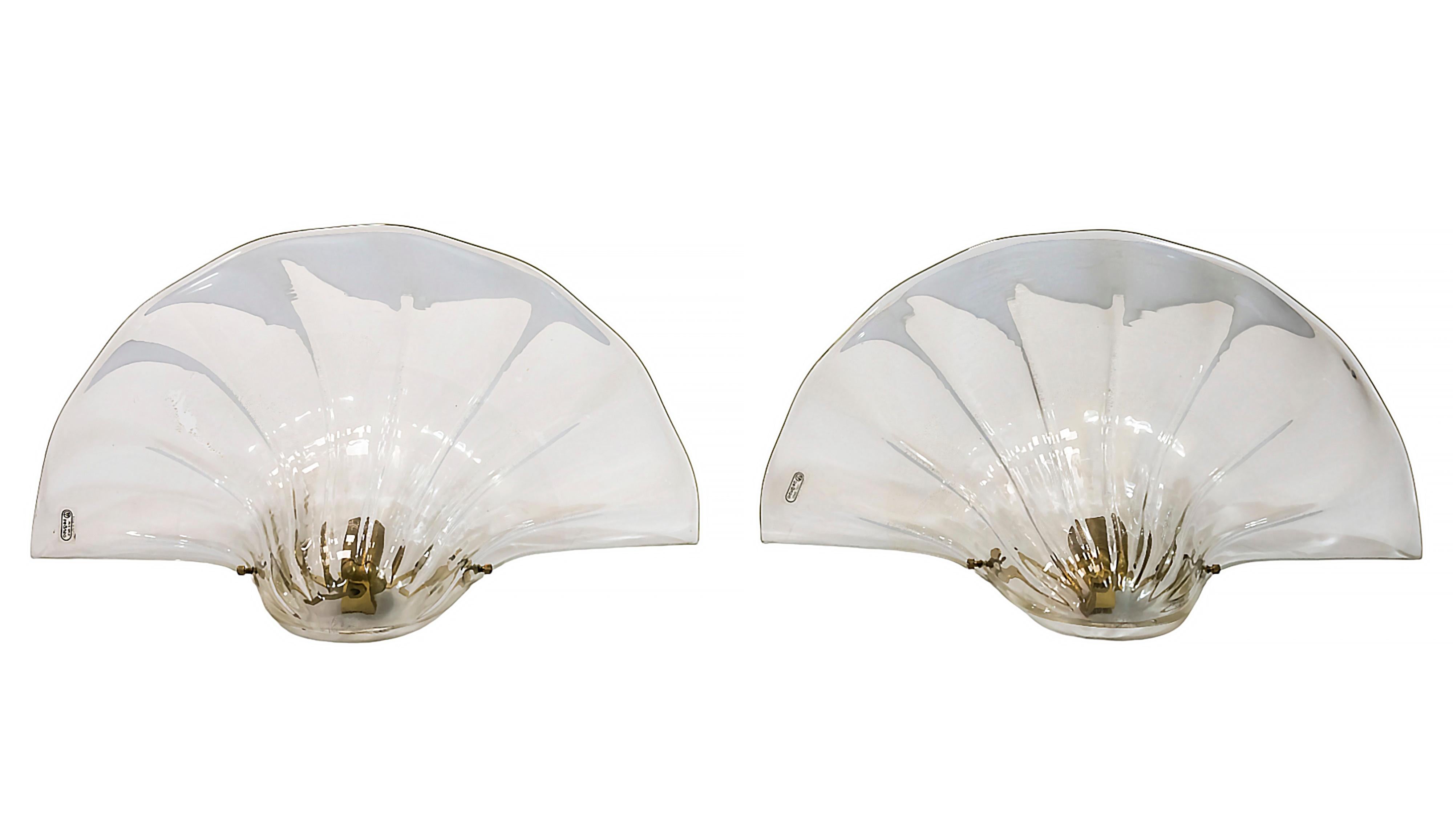 Pareja de apliques de pared italianos de mediados de siglo hechos a mano en cristal de Murano y base de latón por Seguso.
El cristal de Murano es de color claro/marfil con polvo de oro en su interior. 
Cada aplique está equipado con 1 casquillo de