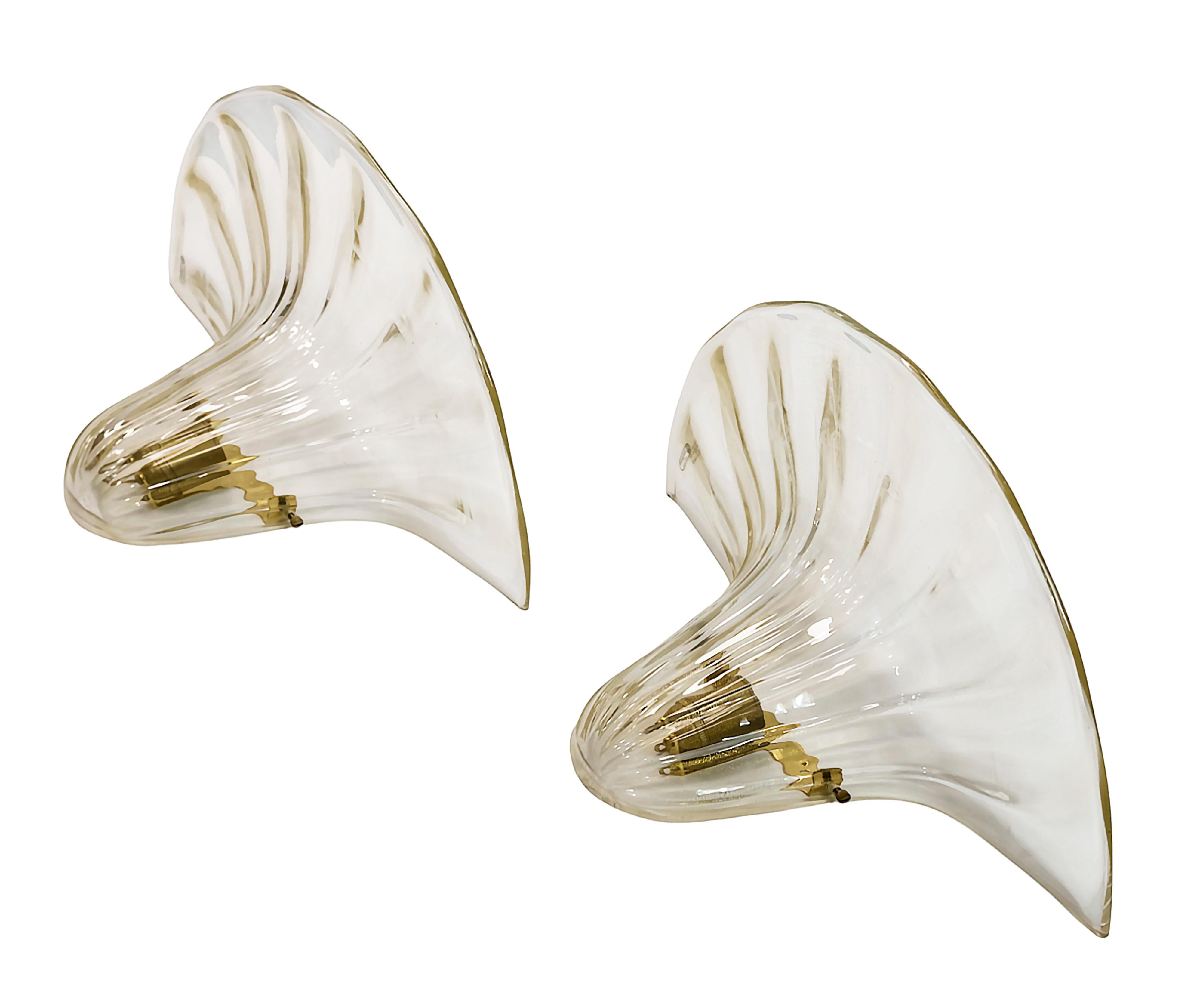 Pareja de apliques italianos de cristal de Murano y latón de Seguso Moderno de mediados de siglo en venta