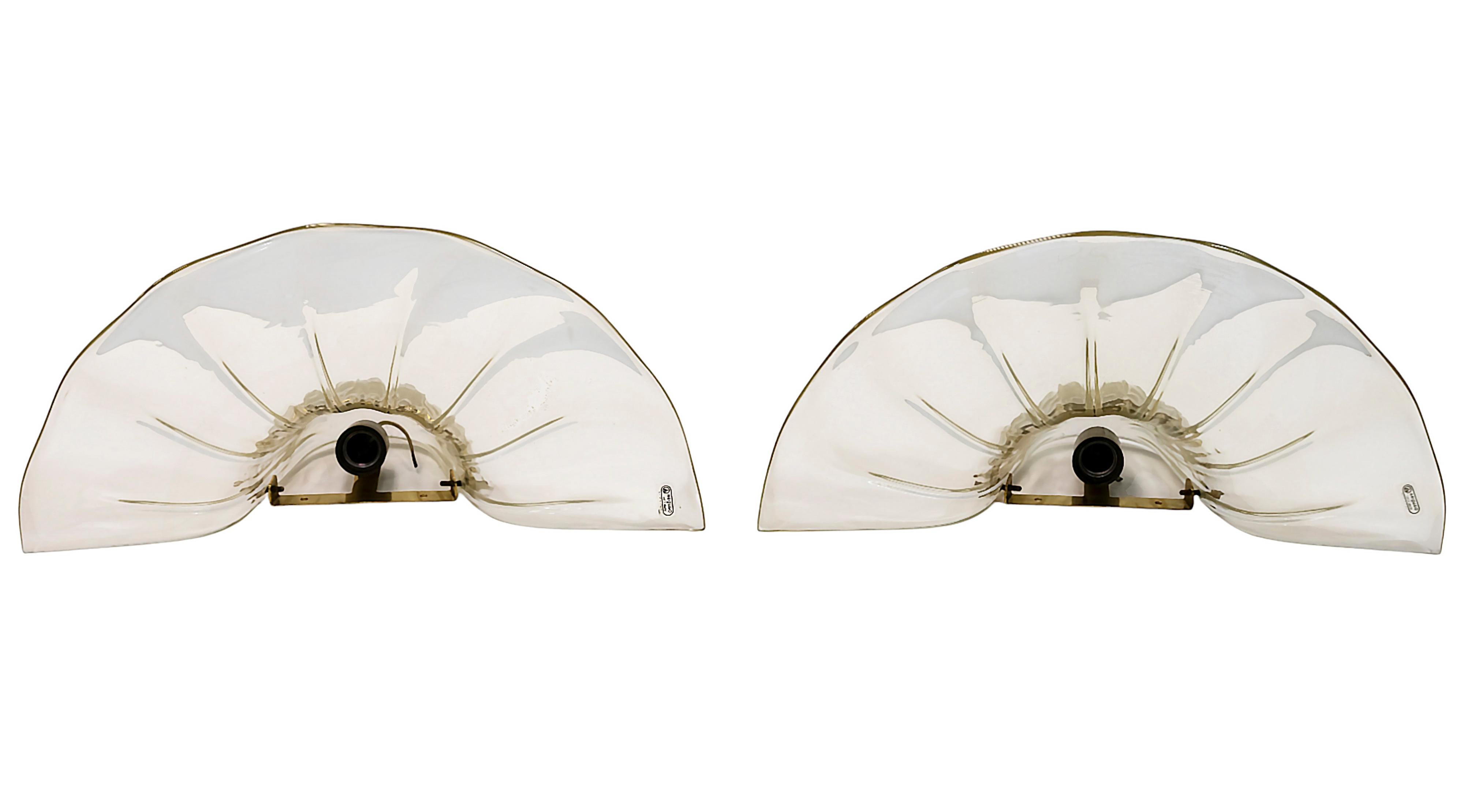 Pareja de apliques italianos de cristal de Murano y latón de Seguso Italiano en venta