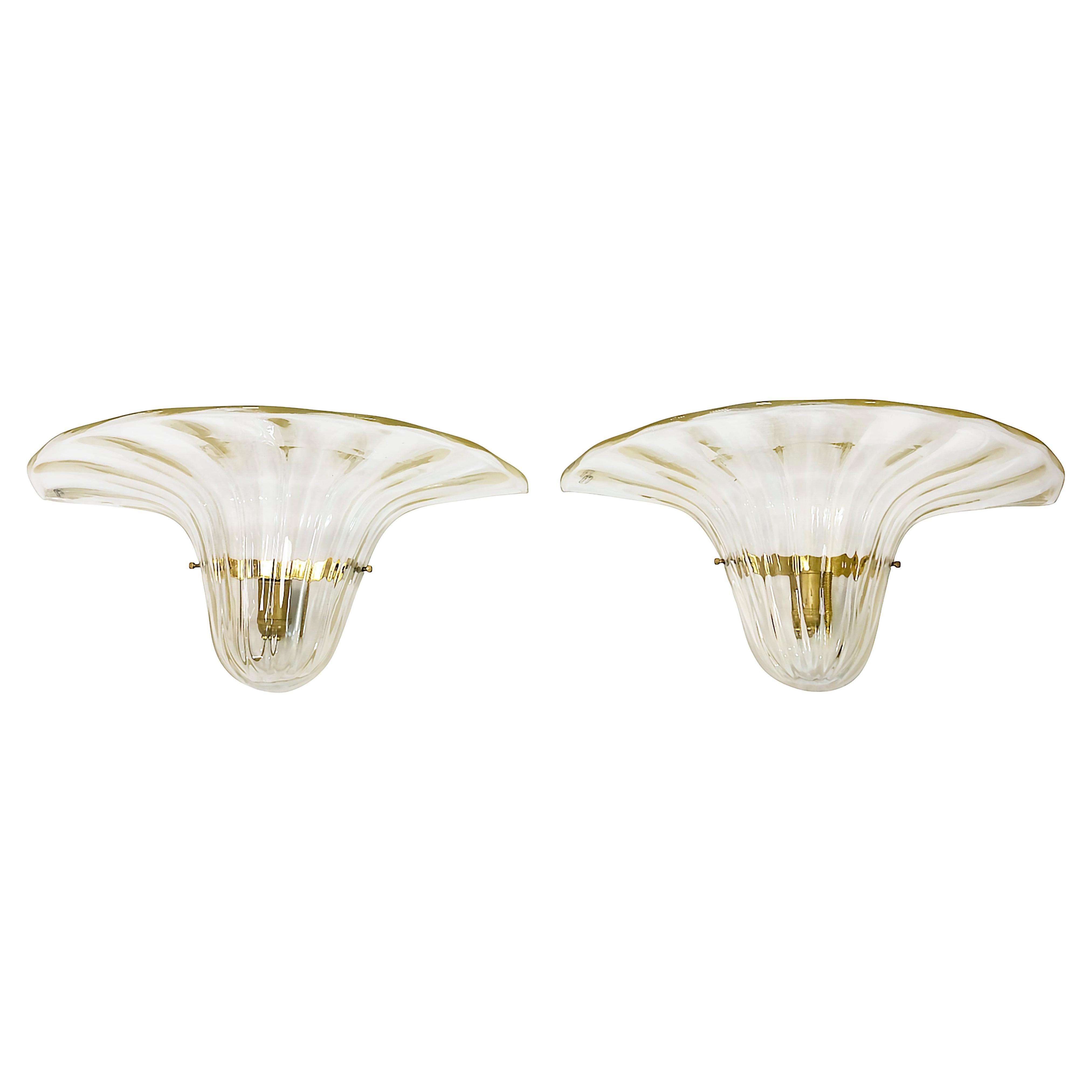 Pareja de apliques italianos de cristal de Murano y latón de Seguso en venta