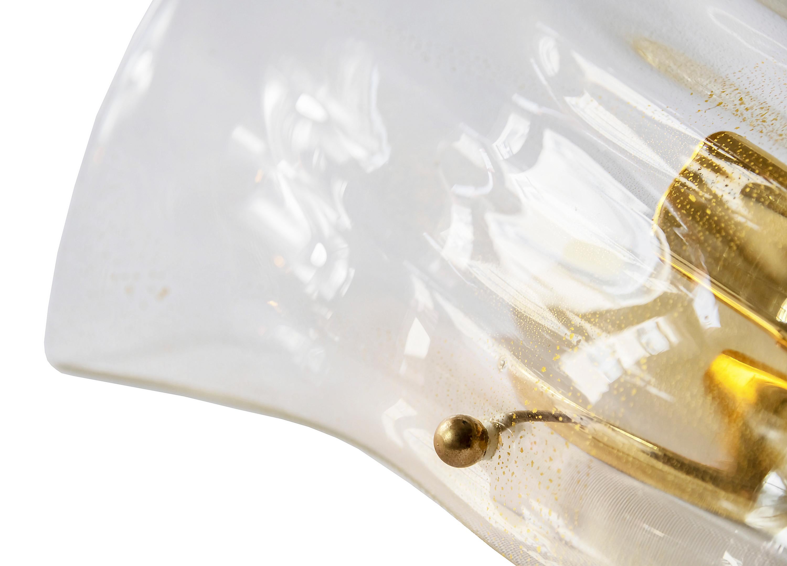 Pareja de apliques italianos de cristal de Murano y latón, hacia 1970 Hecho a mano en venta