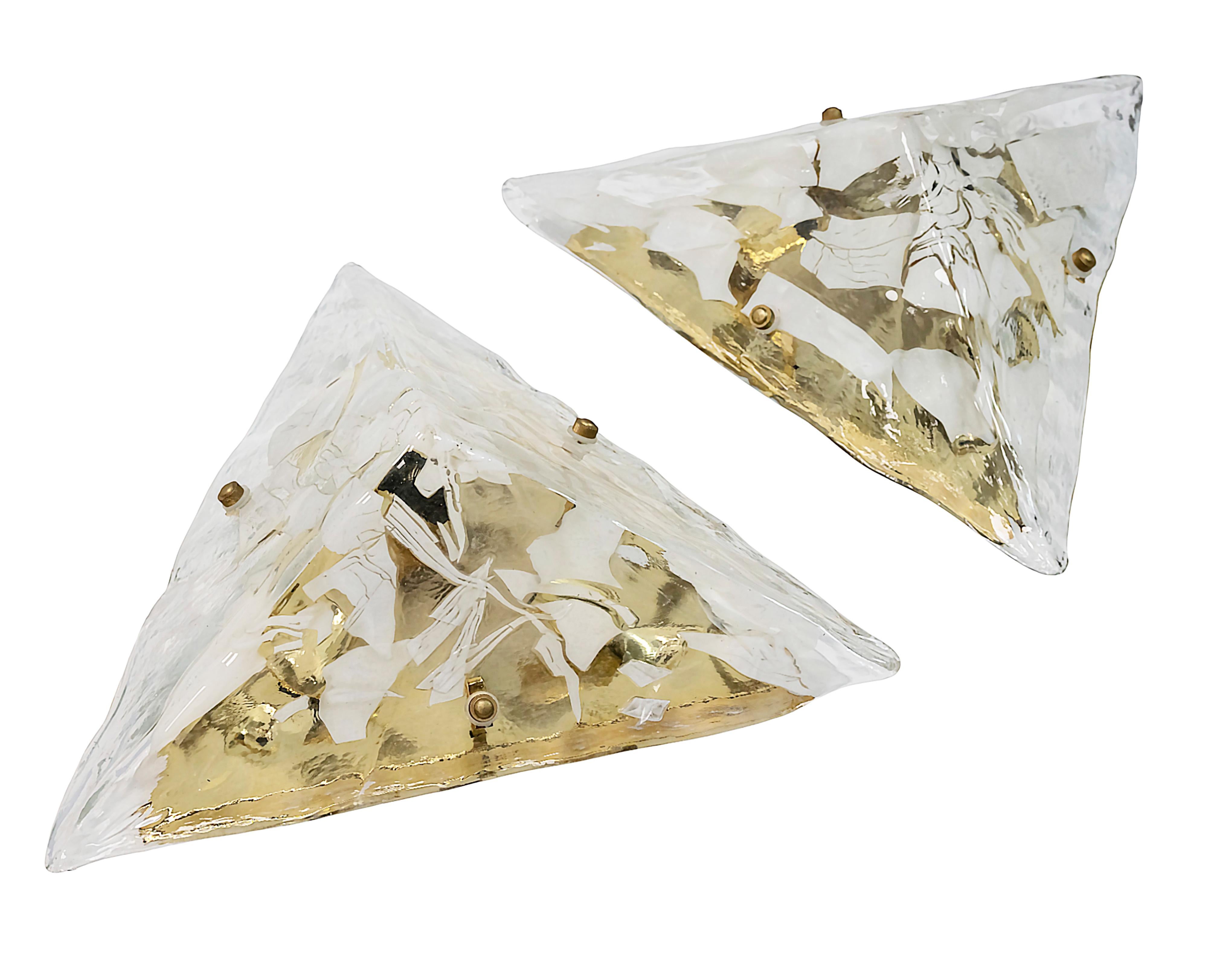 Mid-Century moderno Coppia di lampade da parete in vetro di Murano e ottone in vendita