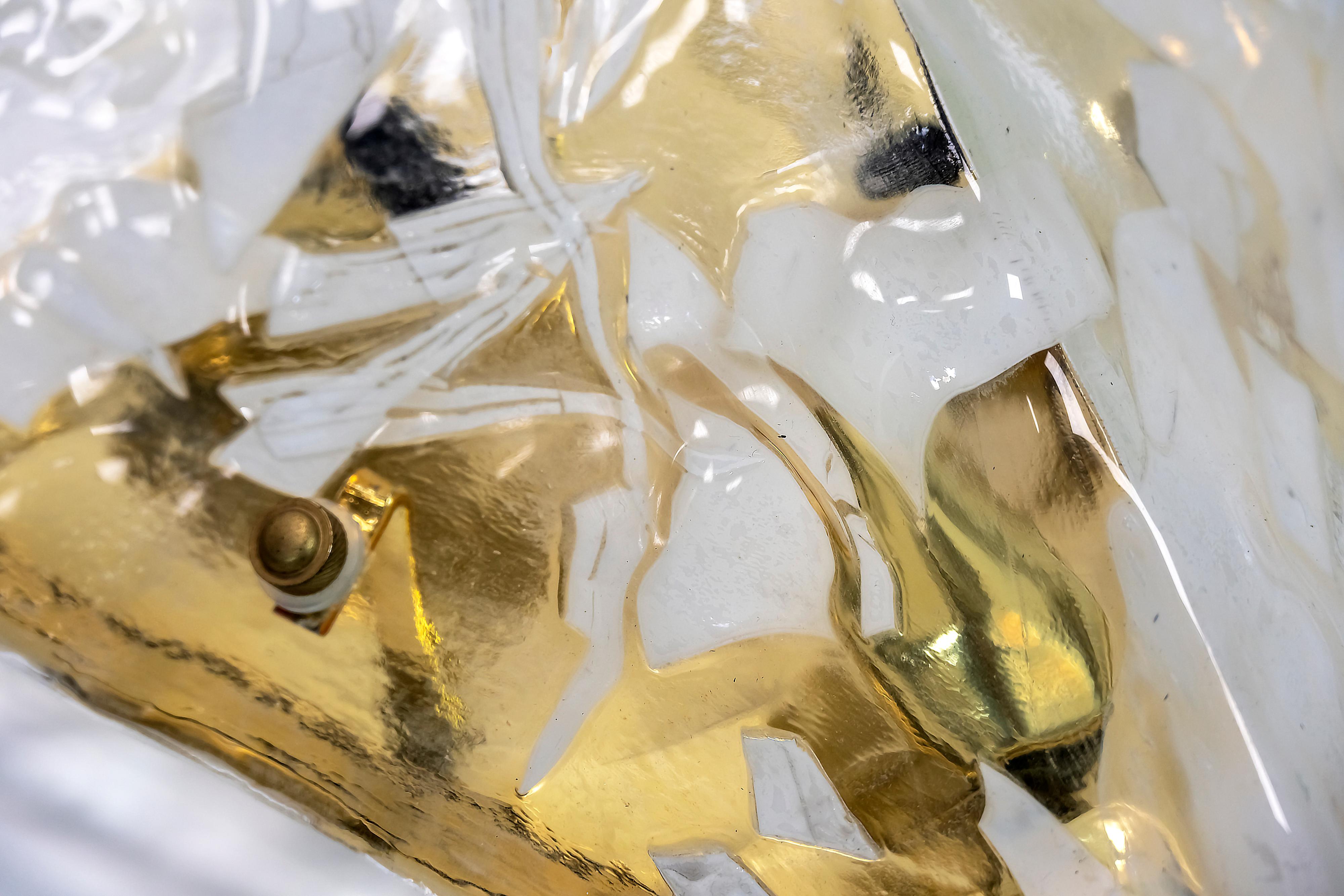 Italiano Coppia di lampade da parete in vetro di Murano e ottone in vendita