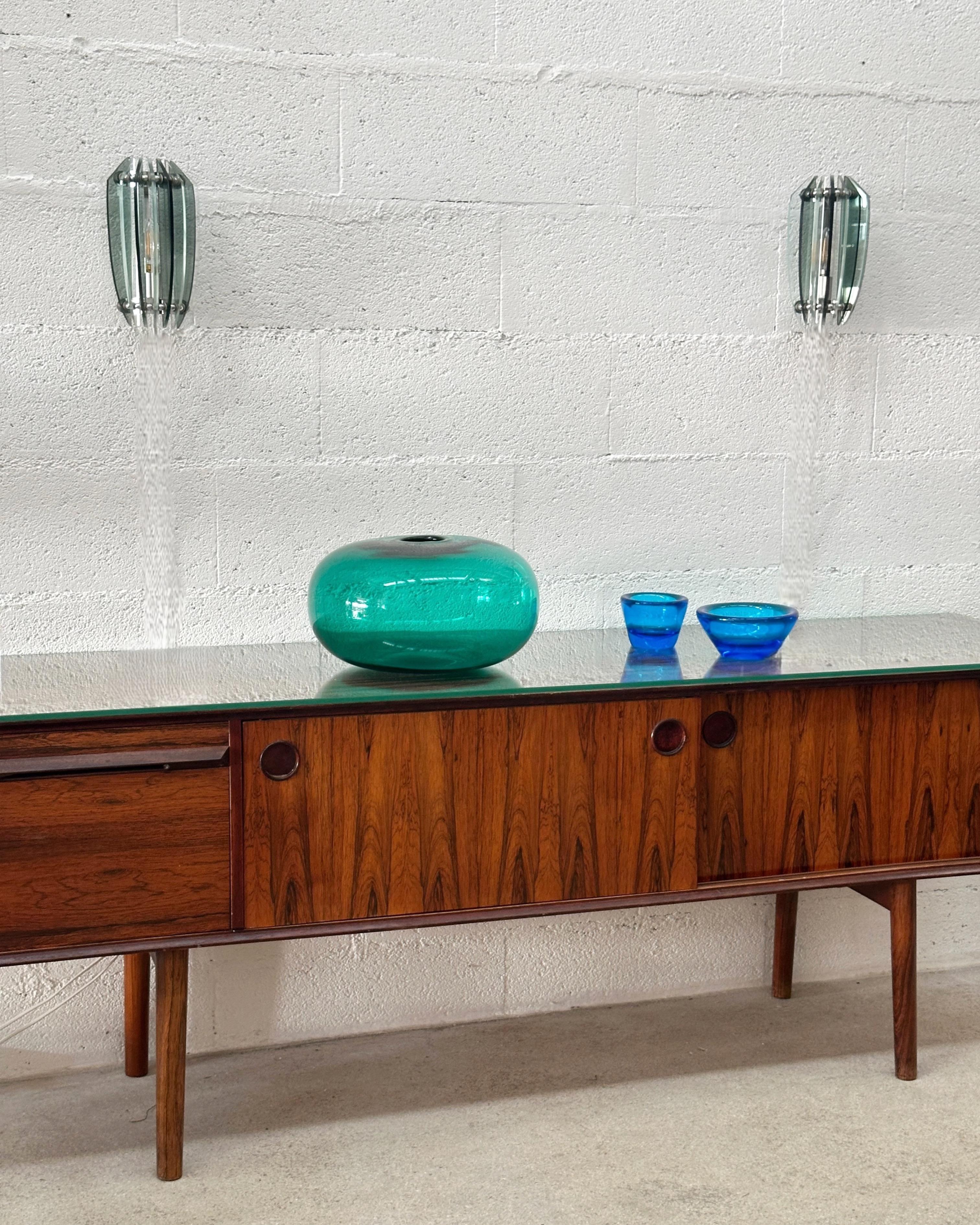 3 lampes disponibles pour le moment

Cette paire d'appliques murales italiennes vintage, élégante et sophistiquée, est fabriquée en métal poli et nickelé. Chaque applique se compose d'un cadre métallique robuste avec deux supports façonnés à ses