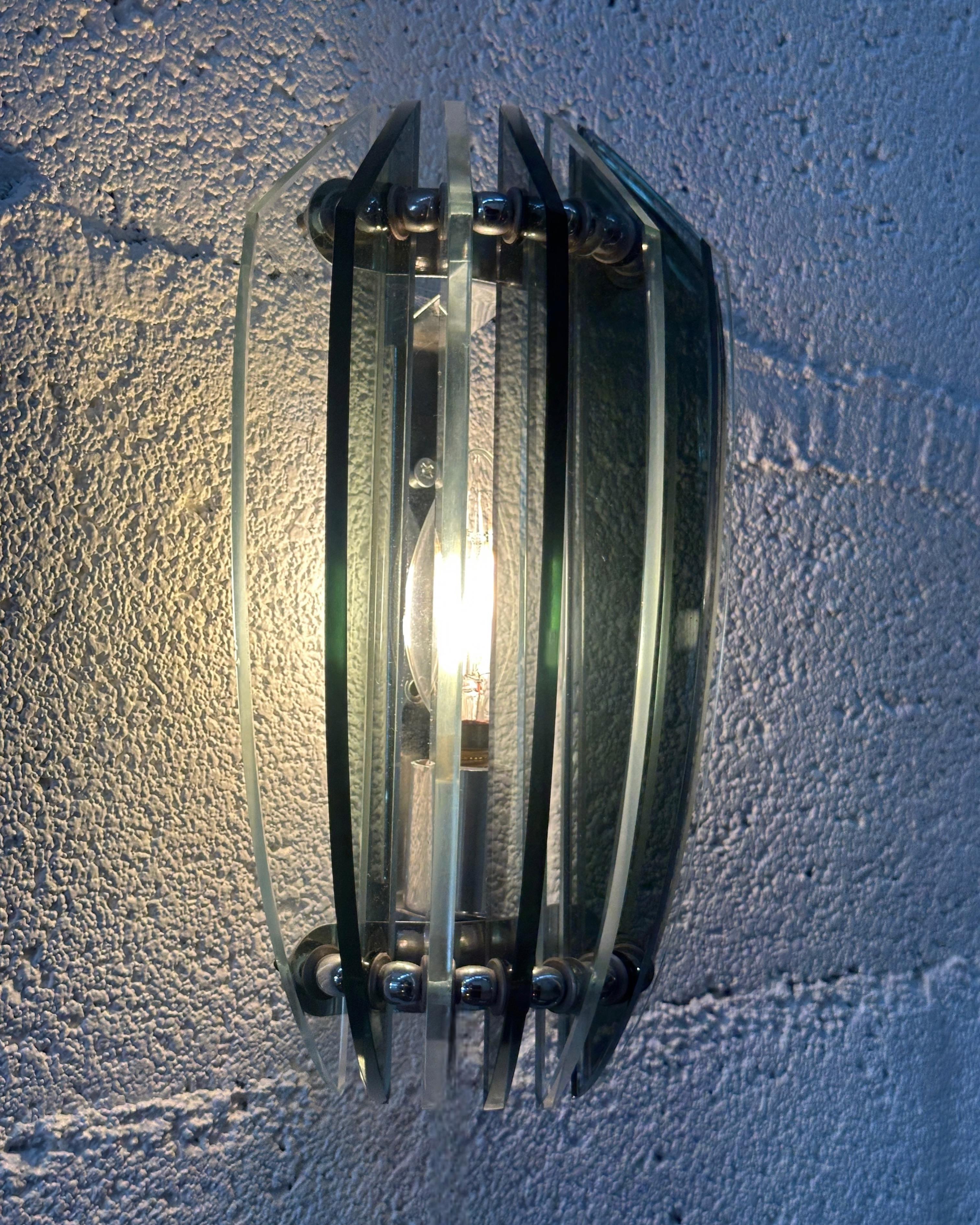 Paire d'appliques italiennes en verre de Murano et chrome par Veca fabriqué en Italie 1960 Bon état - En vente à Genève, GE
