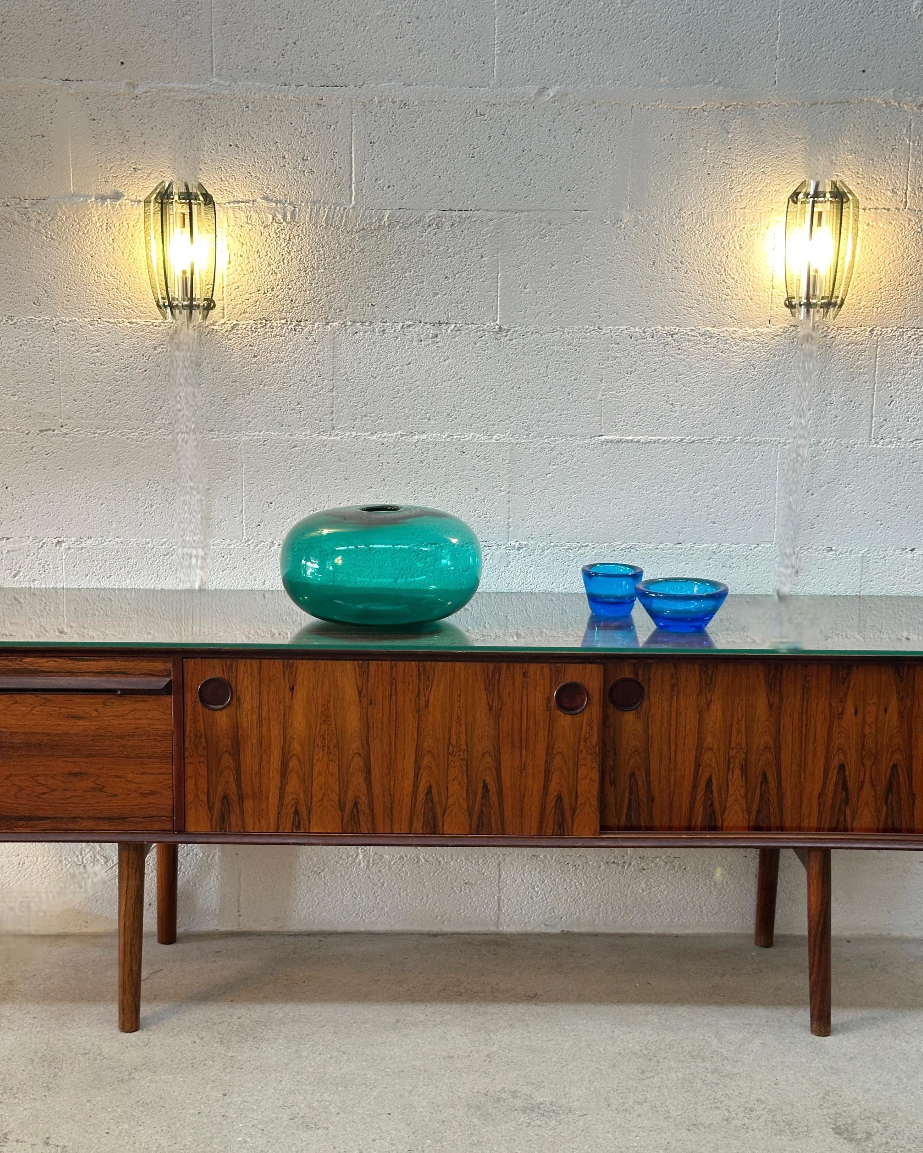 Milieu du XXe siècle Paire d'appliques italiennes en verre de Murano et chrome par Veca fabriqué en Italie 1960 en vente