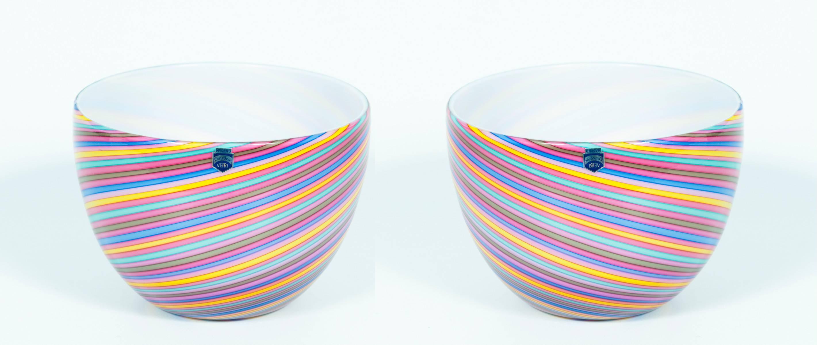 Italien 1970er Jahre Cenedese ein Duo von Regenbogenschalen aus Murano-Glas, die Streifen aufweisen.
Einzigartiges Paar eleganter Schalen mit gedrehten Streifen in rosa Regenbogenfarben, in sehr gutem Originalzustand, wie auf den Bildern