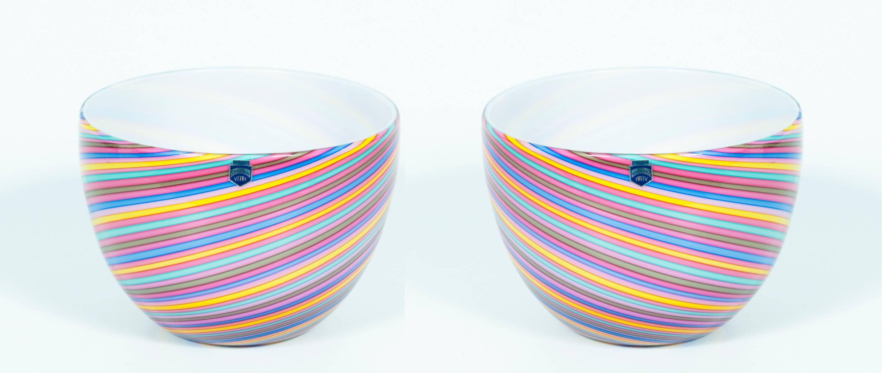 Italia anni '70 Cenedese, un duo di ciotole arcobaleno in vetro di Murano a righe.
Coppia unica di eleganti ciotole con strisce ritorte nei colori dell'arcobaleno rosa, in condizioni originali molto eccellenti, come rappresentato nelle immagini.
Le