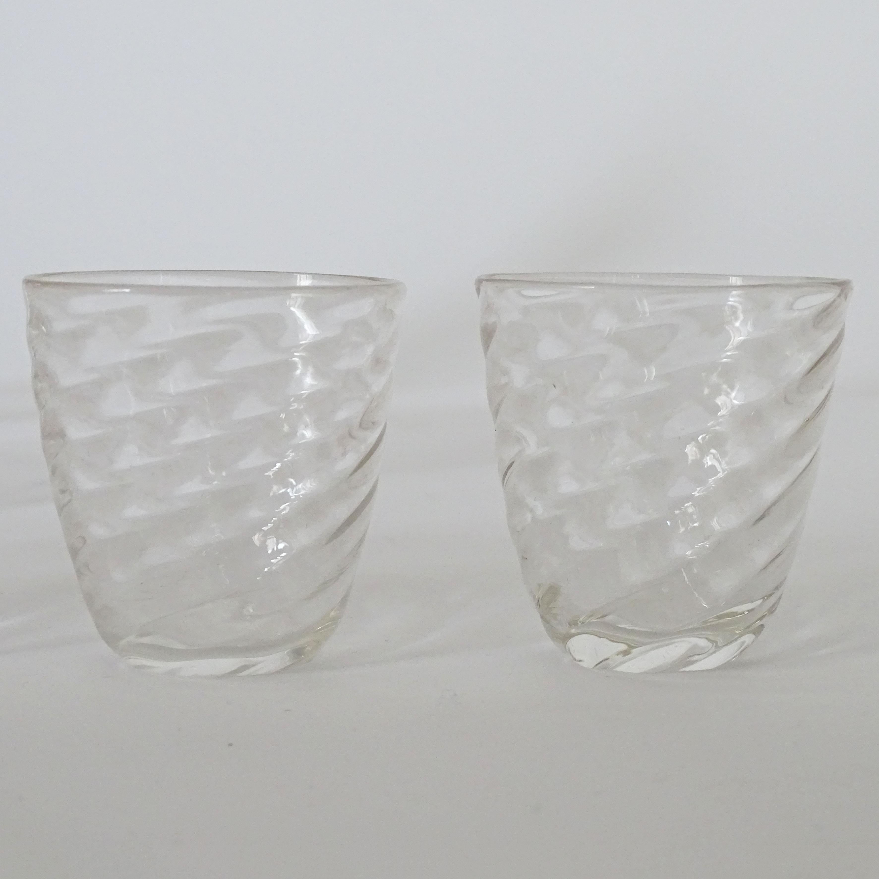 Paar italienische Karaffen aus Muranoglas in wirbelndem Glas und sechs Gläsern. im Angebot 1