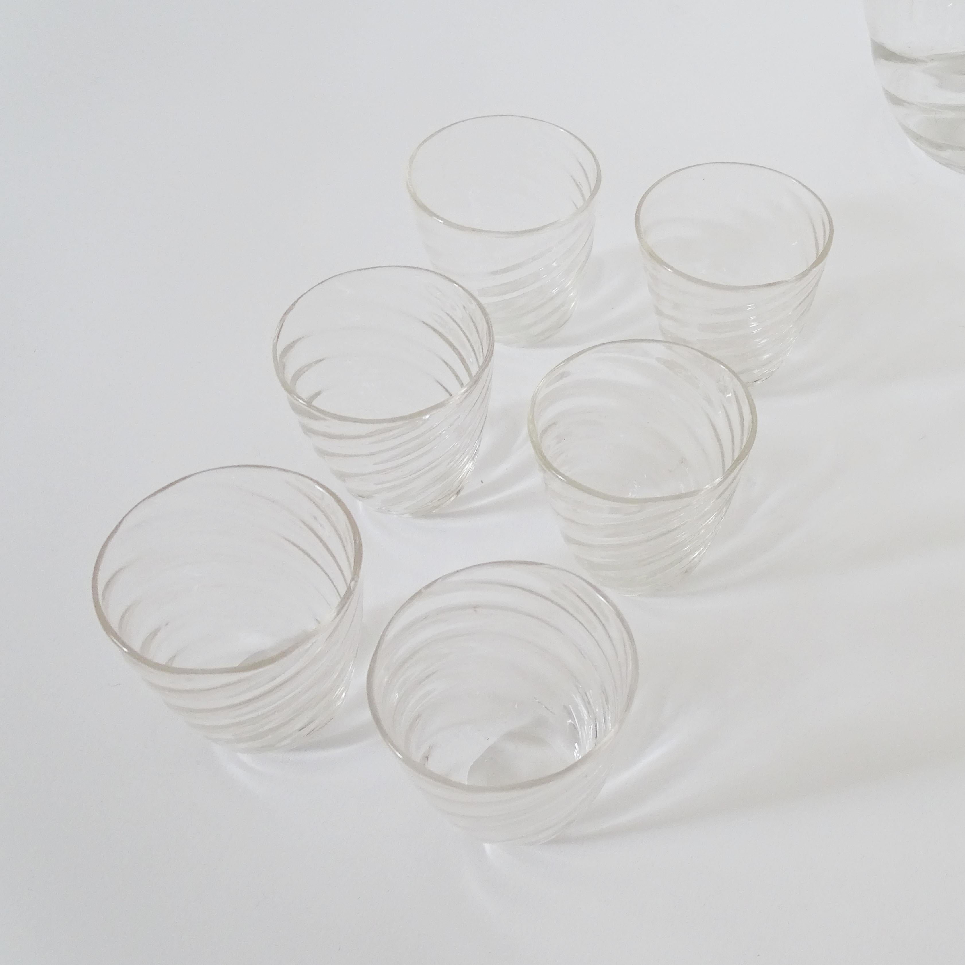Paar italienische Karaffen aus Muranoglas in wirbelndem Glas und sechs Gläsern. im Angebot 2