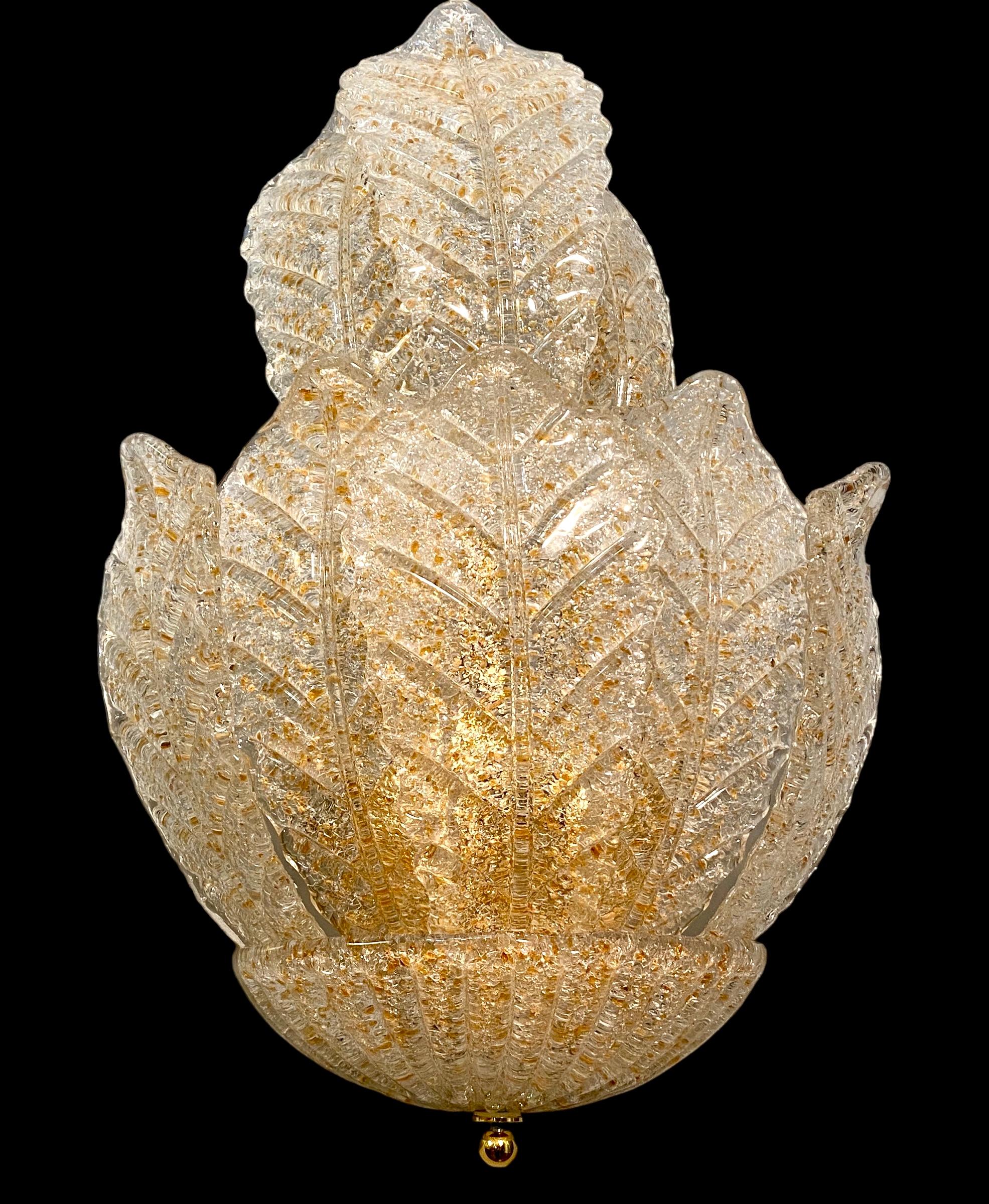Coppia di bellissime applique in vetro di Murano con finiture in ottone.
I preziosi bicchieri soffiati a mano con inserti in oro sono in perfette condizioni.
Tre  Lampadine E 27. Possiamo cablare secondo gli standard del tuo paese.
 Disponibili 5