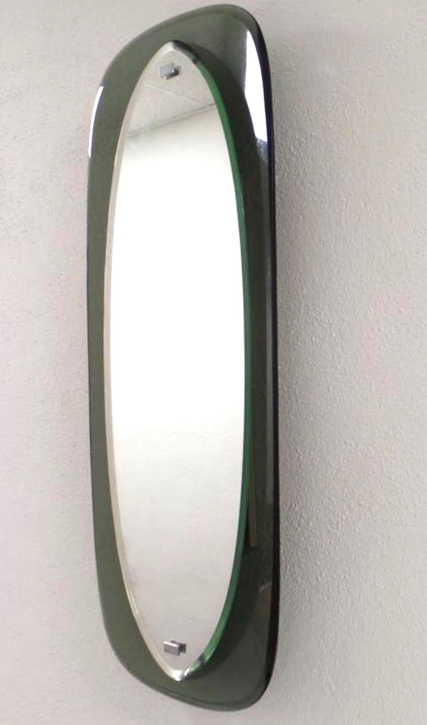Rara ed elegante coppia di specchi in vetro di Murano della metà del secolo scorso attribuiti a Max Ingrand per Fontana Arte. Questi squisiti pezzi combinano un'intramontabile forma neoclassica a scudo con la bellezza e la trasparenza del vetro