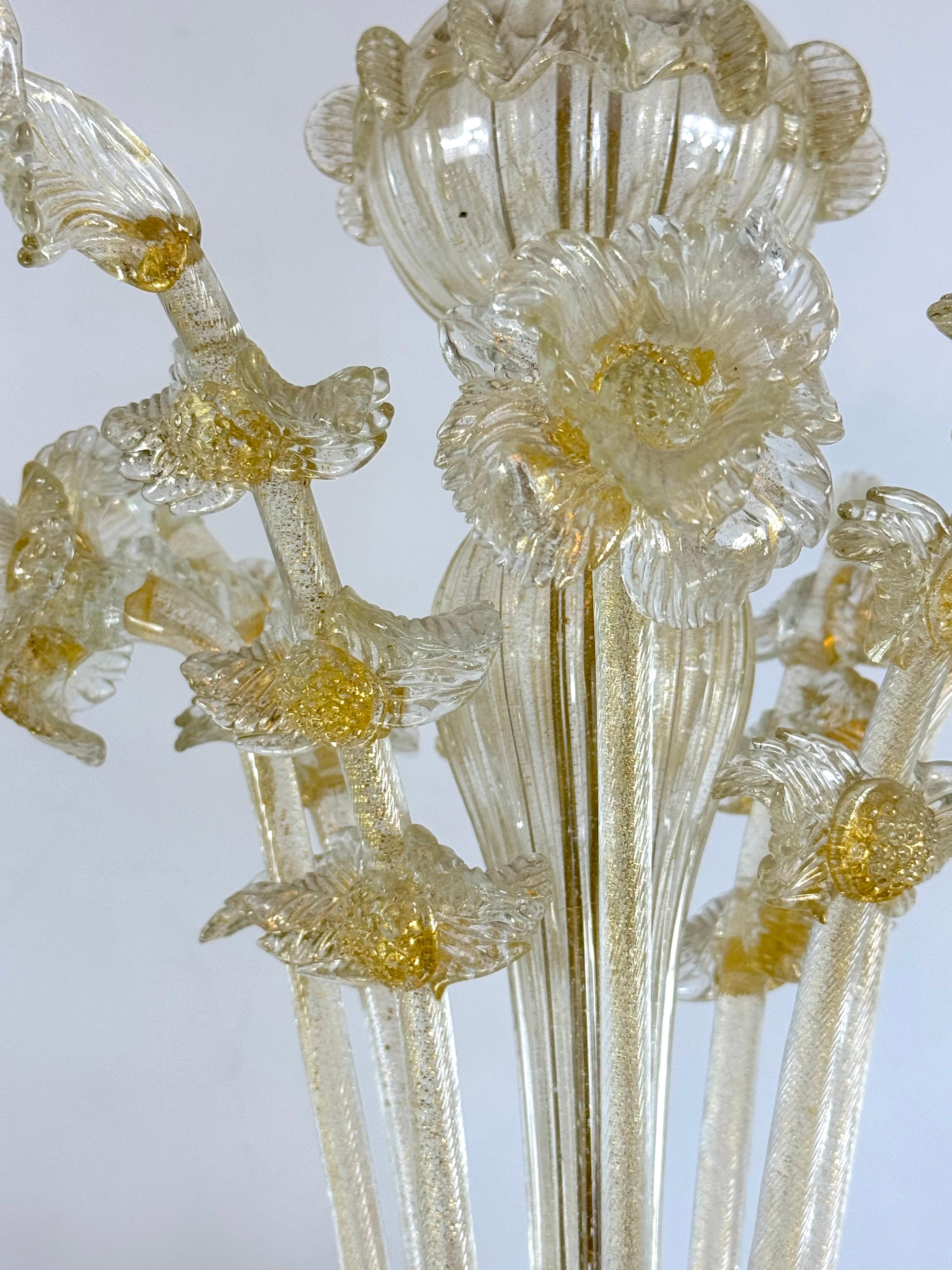 Ein Paar italienische Murano-Kronleuchter mit Goldstaub aus den 50er Jahren. im Angebot 3