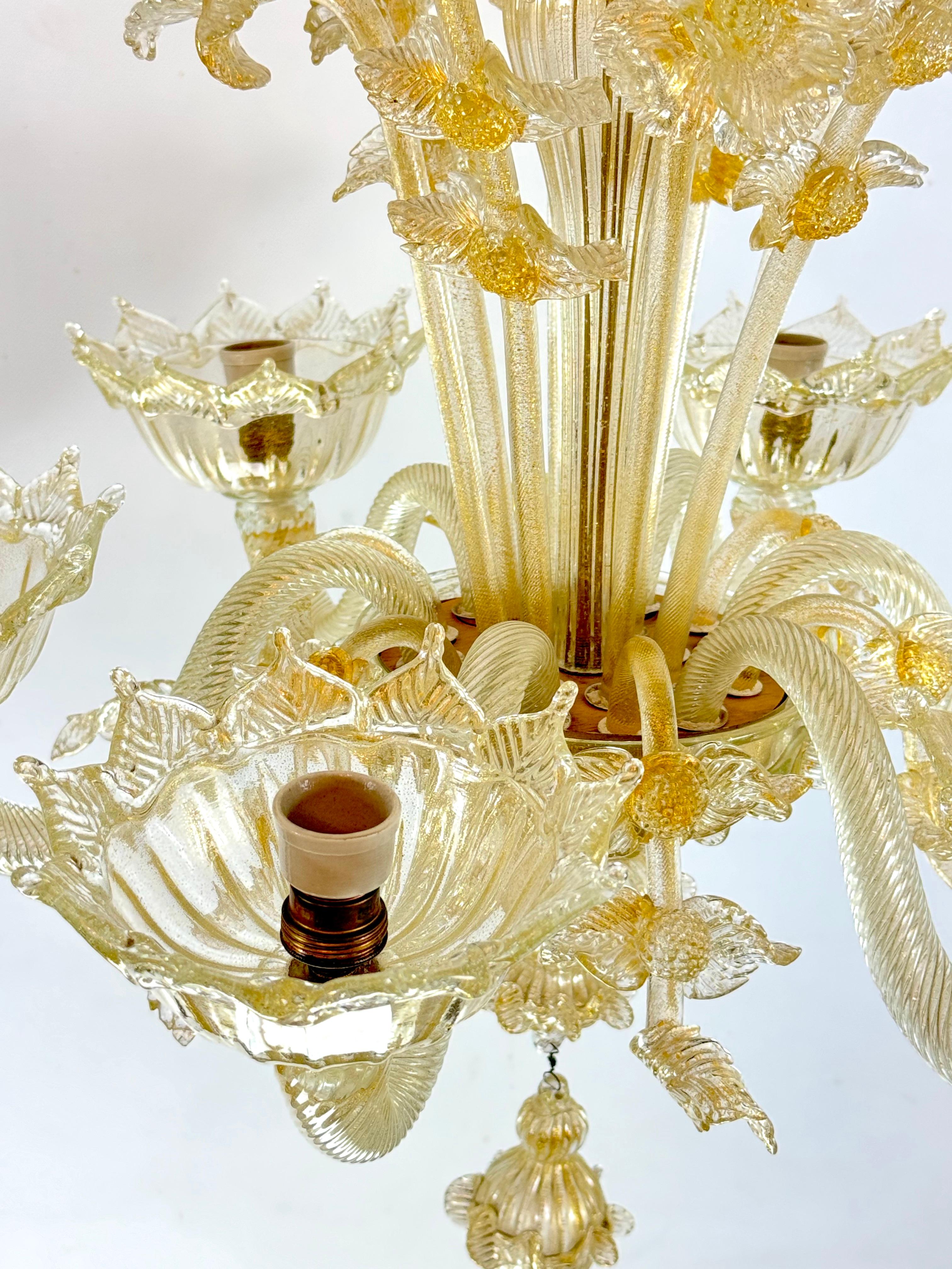Ein Paar italienische Murano-Kronleuchter mit Goldstaub aus den 50er Jahren. im Angebot 5