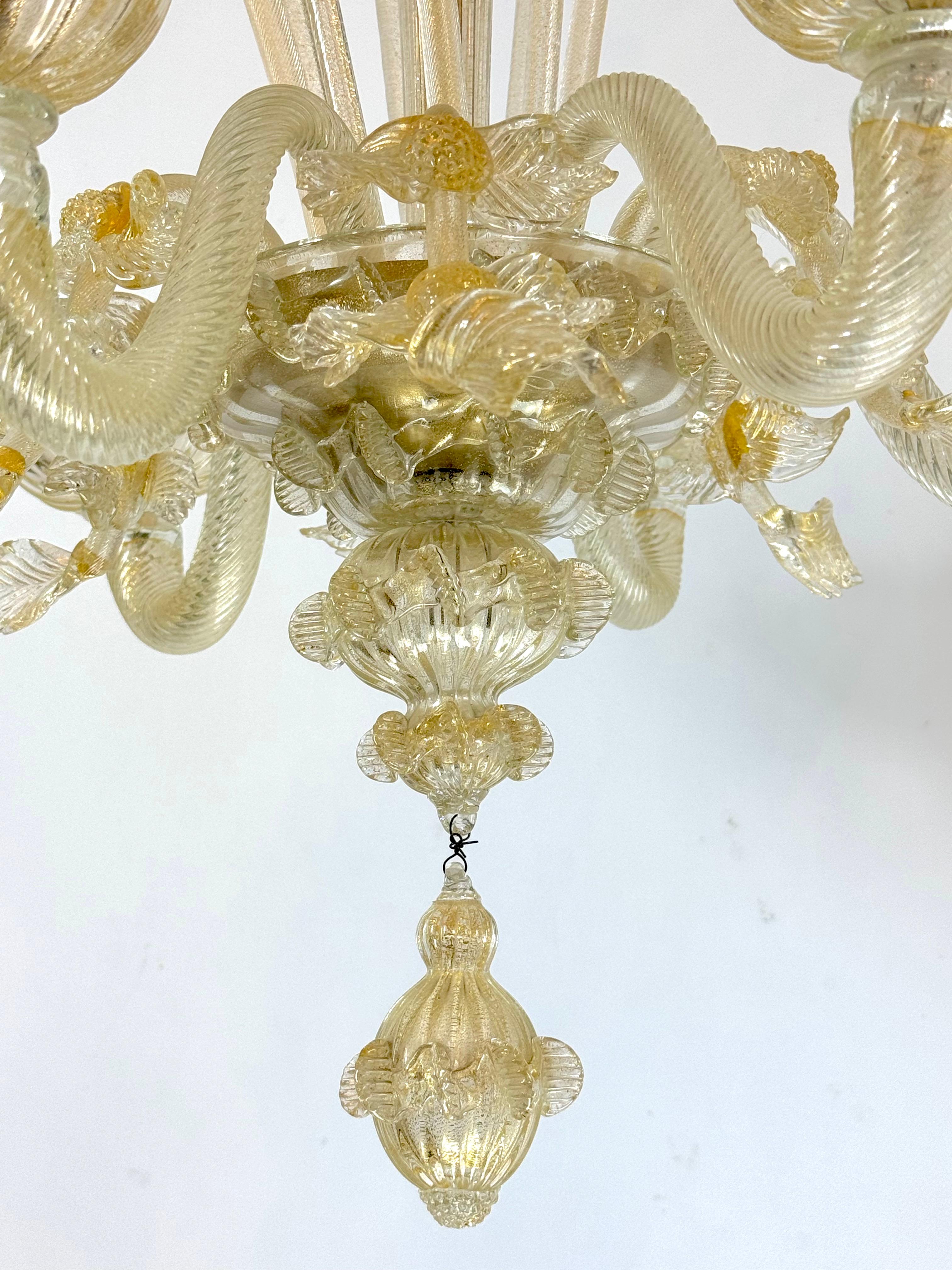 Ein Paar italienische Murano-Kronleuchter mit Goldstaub aus den 50er Jahren. im Angebot 6