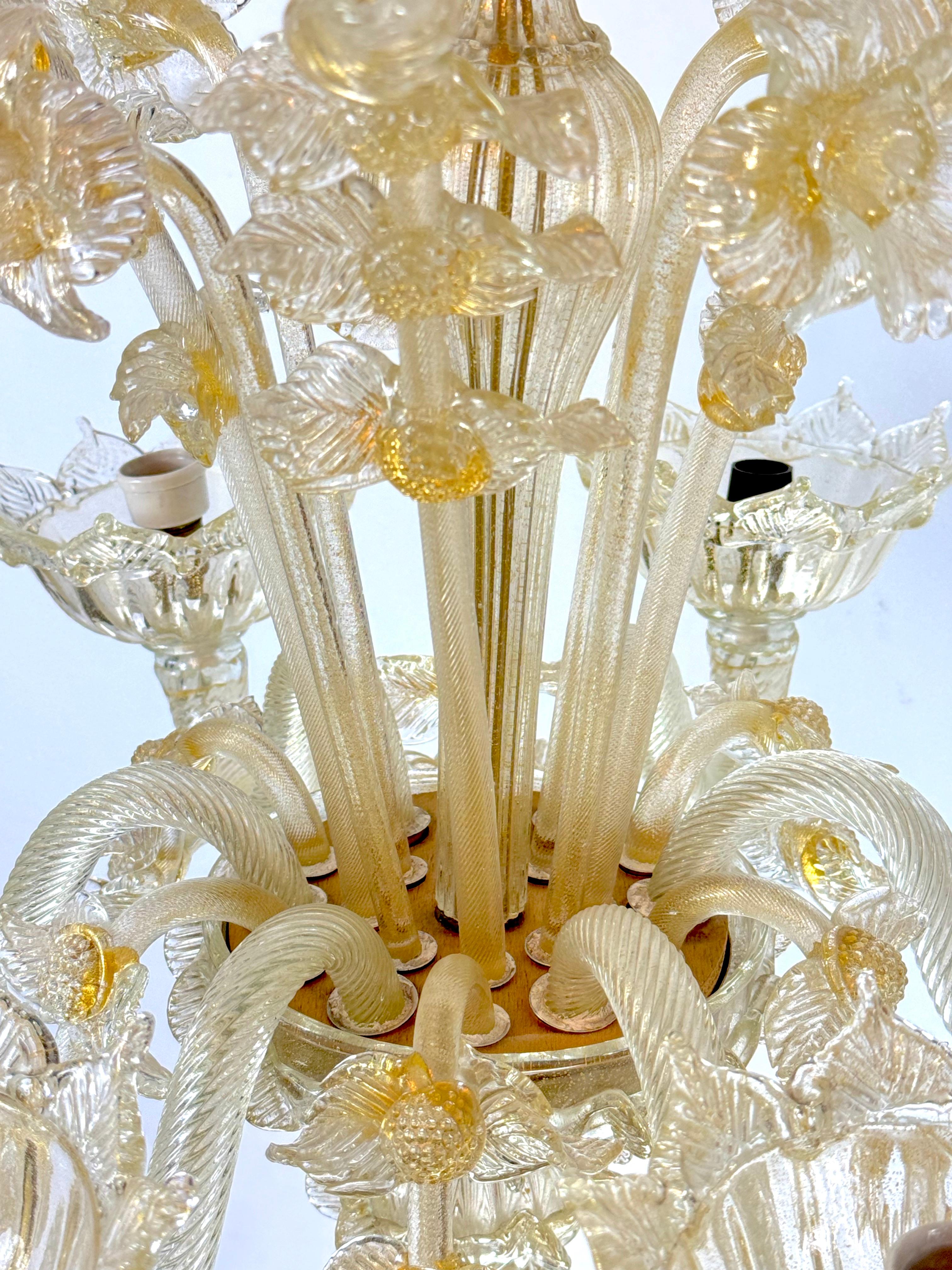 Ein Paar italienische Murano-Kronleuchter mit Goldstaub aus den 50er Jahren. im Angebot 7