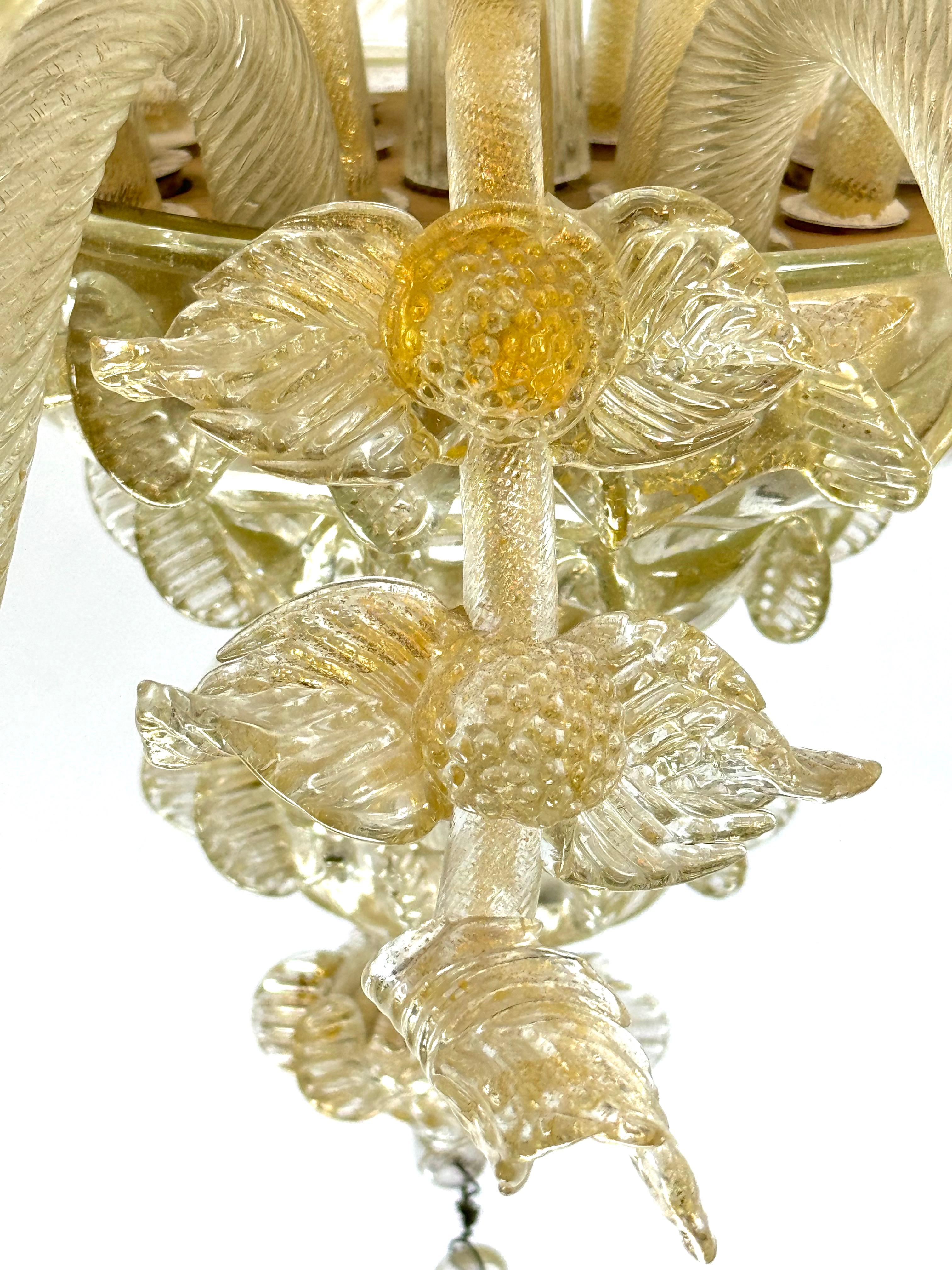 Ein Paar italienische Murano-Kronleuchter mit Goldstaub aus den 50er Jahren. im Angebot 10