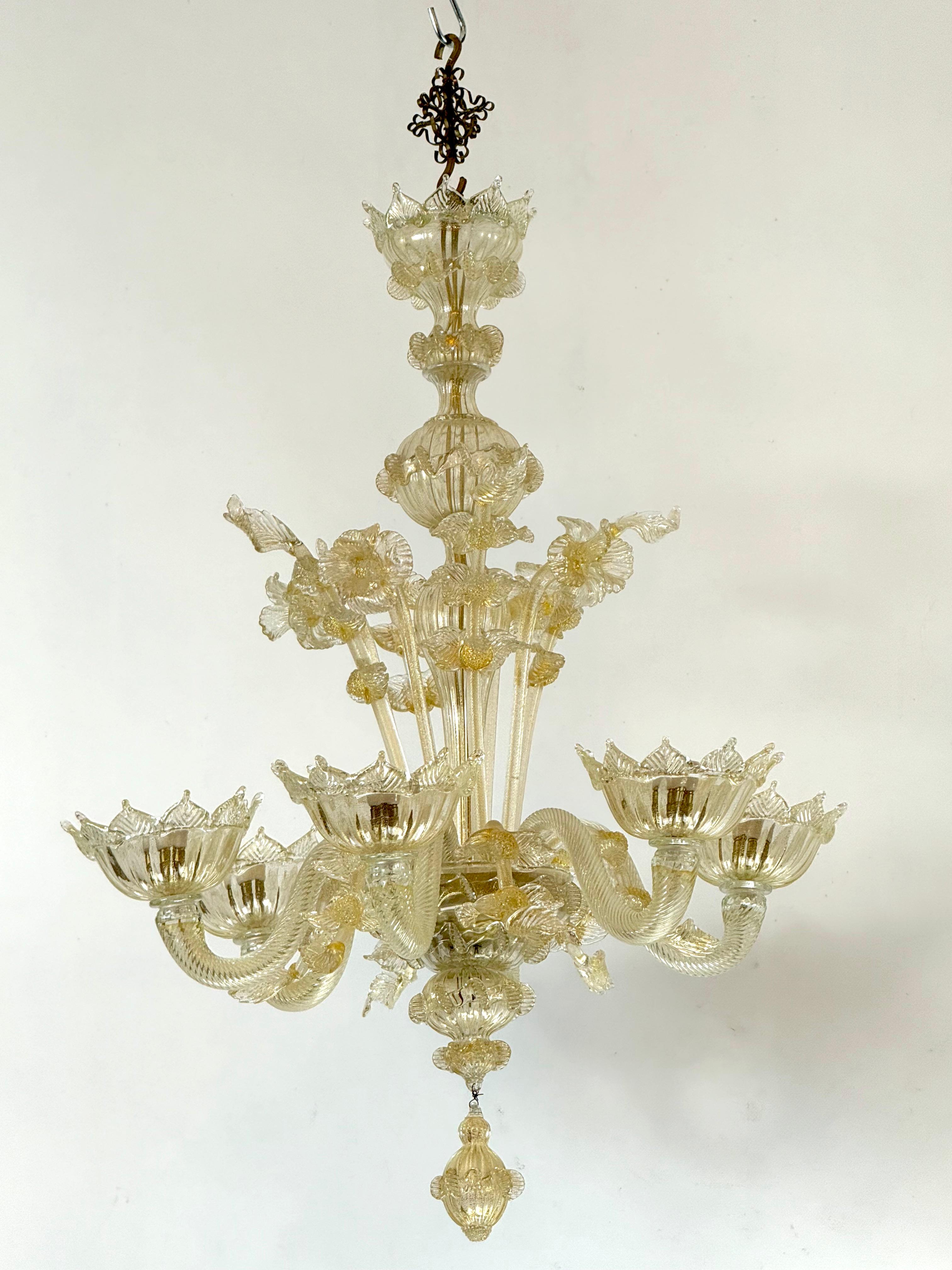 Ein Paar italienische Murano-Kronleuchter mit Goldstaub aus den 50er Jahren. (Moderne der Mitte des Jahrhunderts) im Angebot