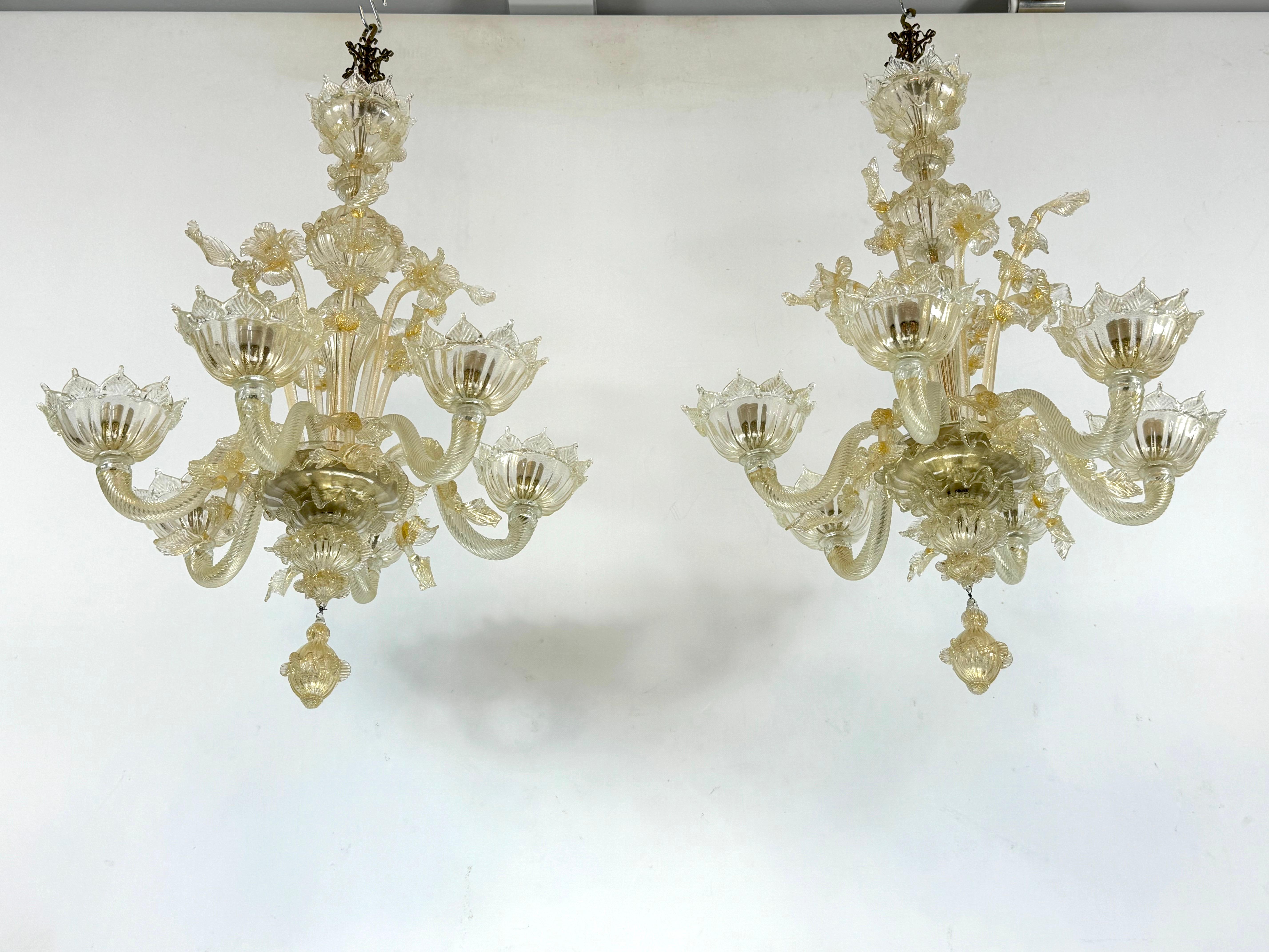 Ein Paar italienische Murano-Kronleuchter mit Goldstaub aus den 50er Jahren. (Italienisch) im Angebot