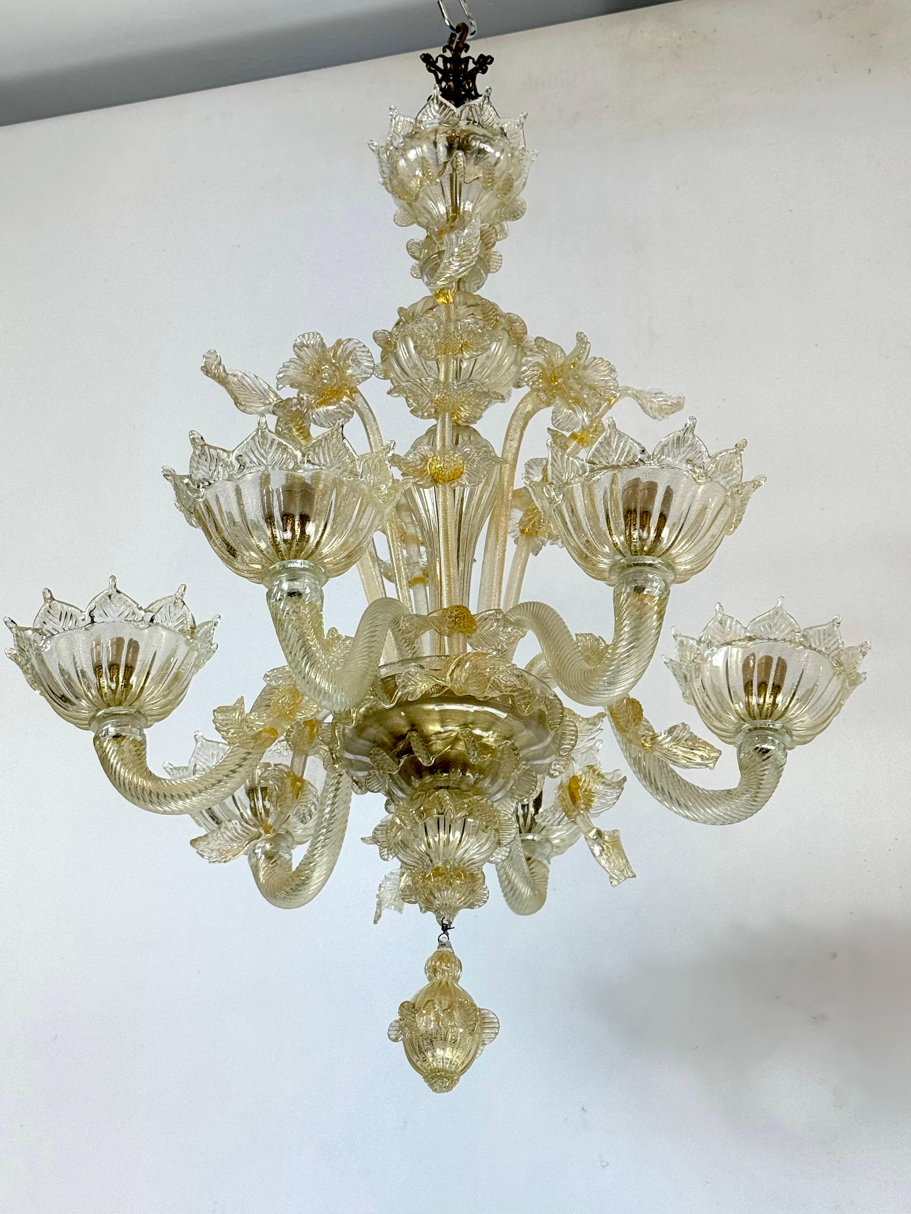 Ein Paar italienische Murano-Kronleuchter mit Goldstaub aus den 50er Jahren. (20. Jahrhundert) im Angebot