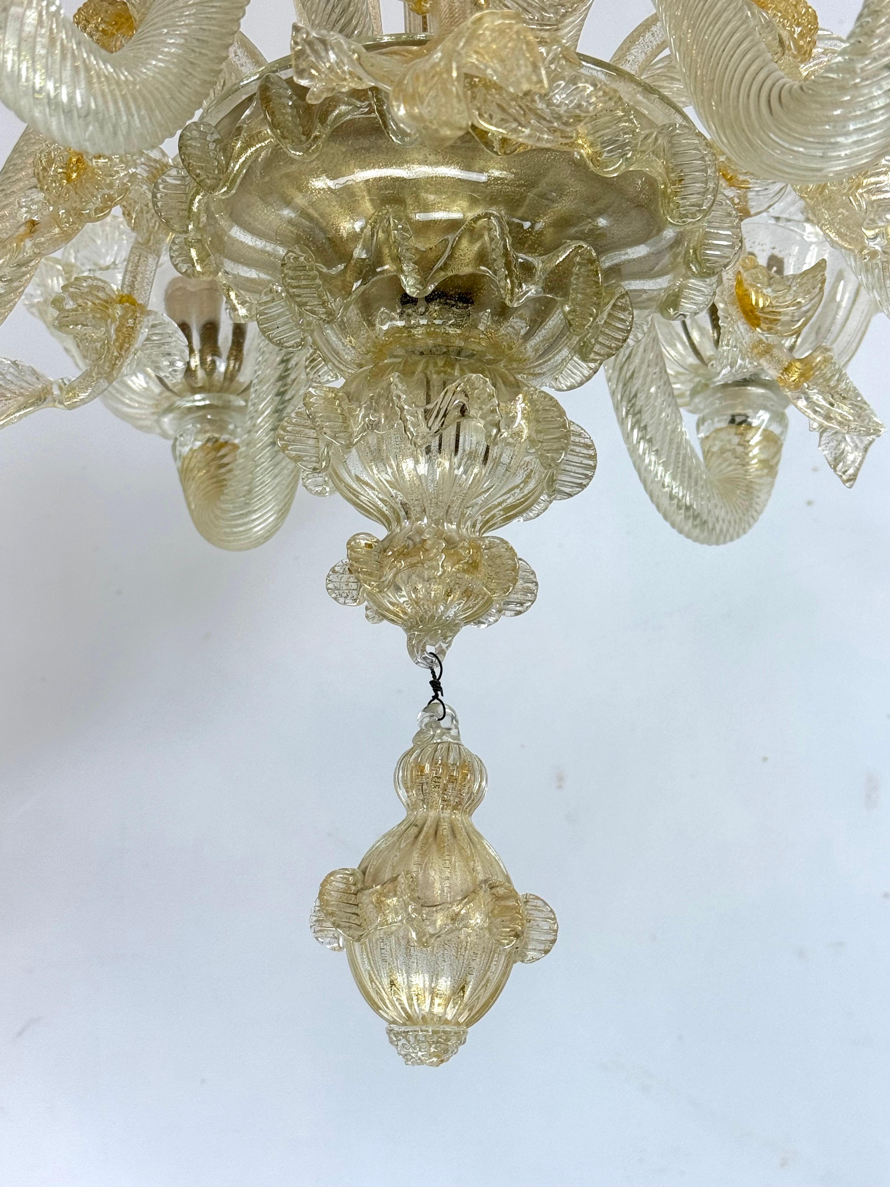 Ein Paar italienische Murano-Kronleuchter mit Goldstaub aus den 50er Jahren. (Muranoglas) im Angebot