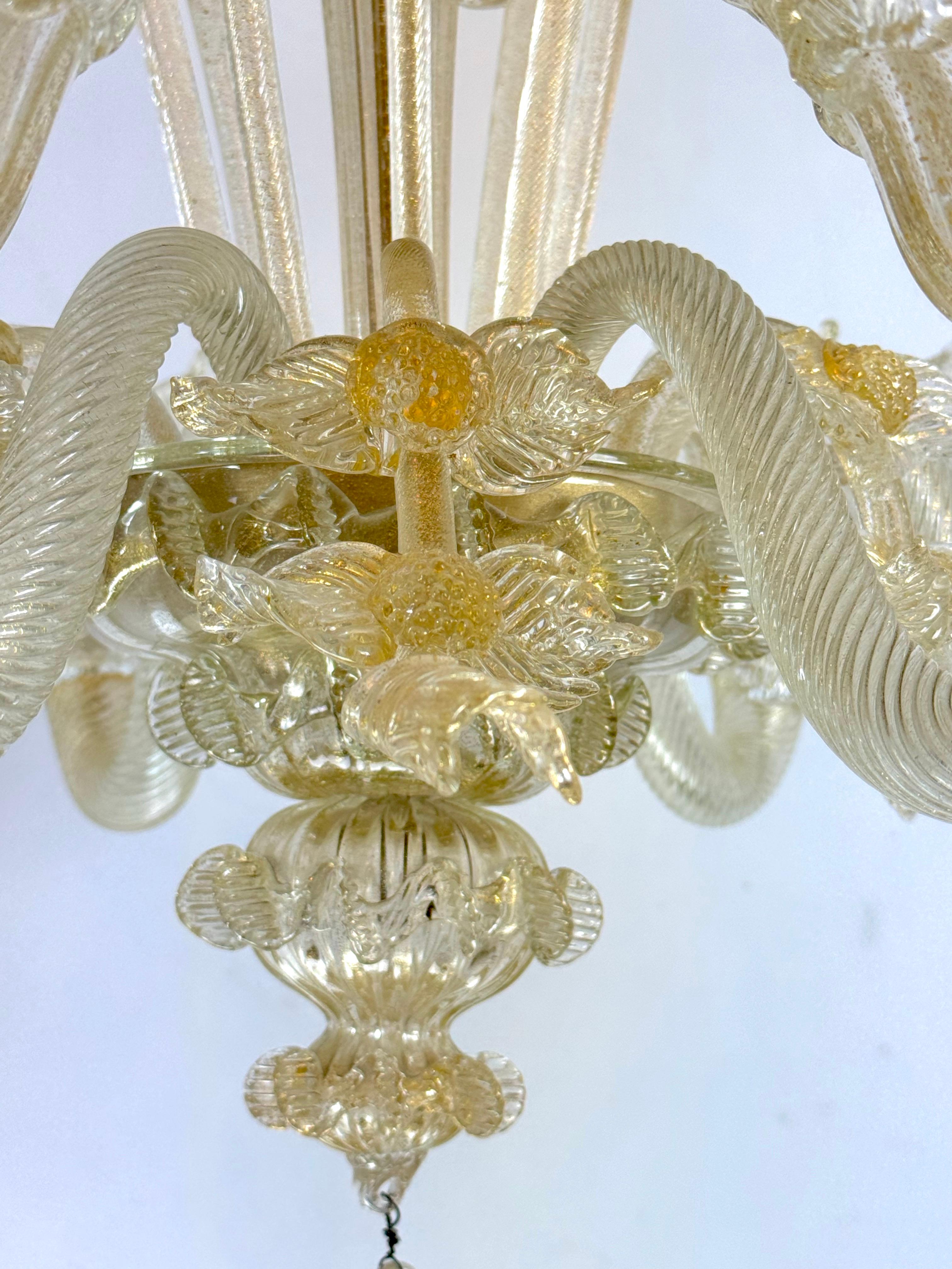 Ein Paar italienische Murano-Kronleuchter mit Goldstaub aus den 50er Jahren. im Angebot 1