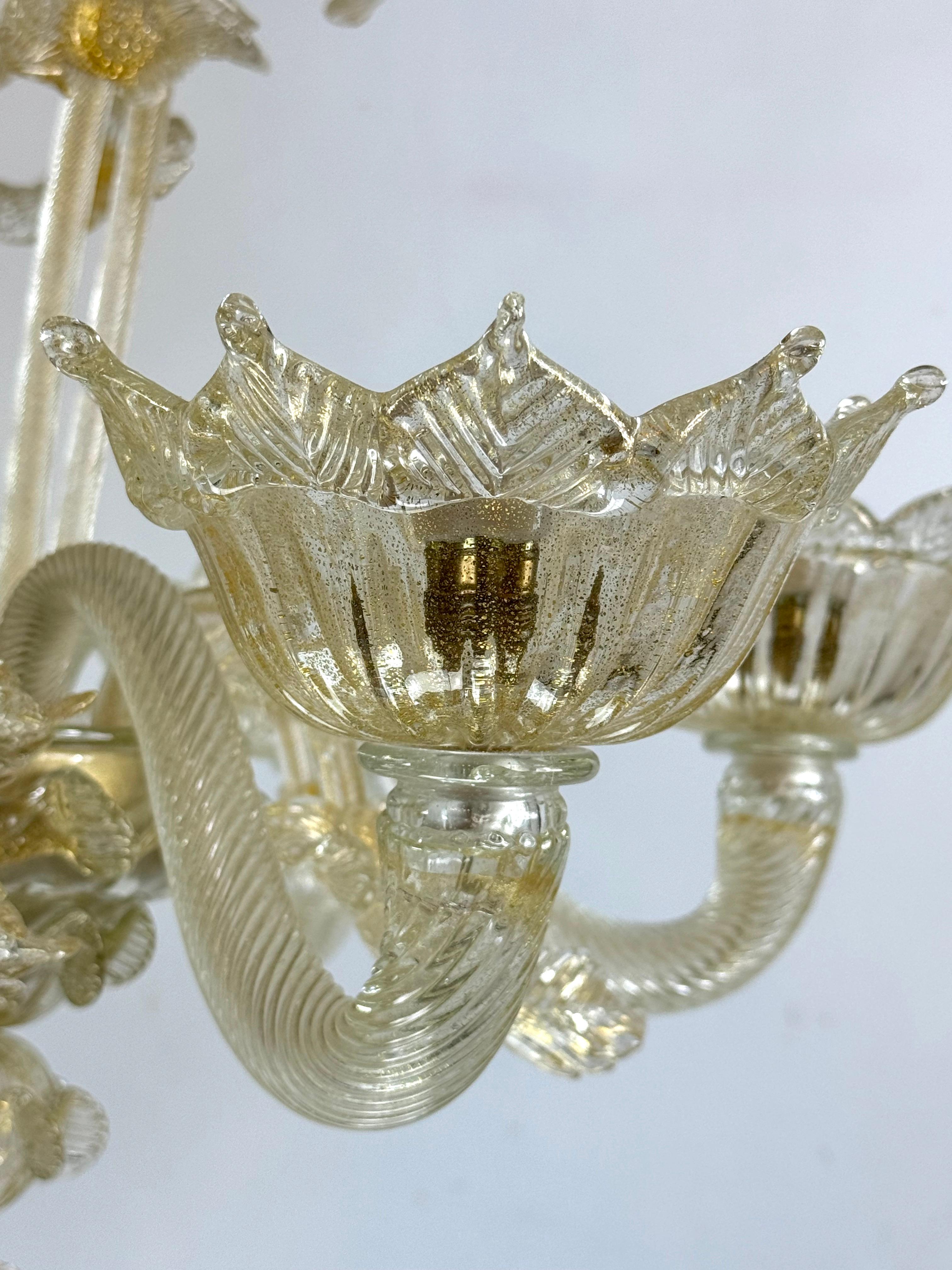 Ein Paar italienische Murano-Kronleuchter mit Goldstaub aus den 50er Jahren. im Angebot 2