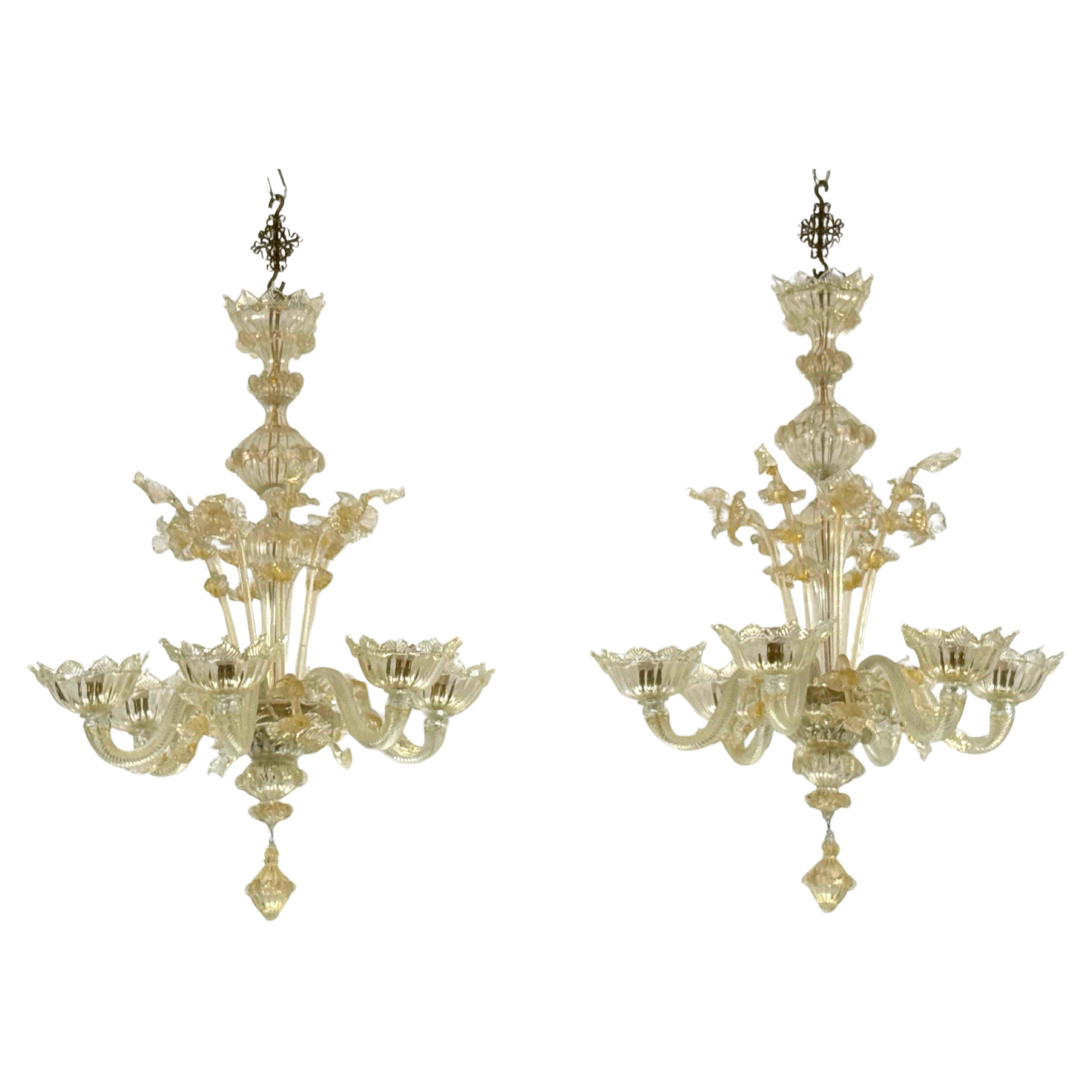 Ein Paar italienische Murano-Kronleuchter mit Goldstaub aus den 50er Jahren. im Angebot