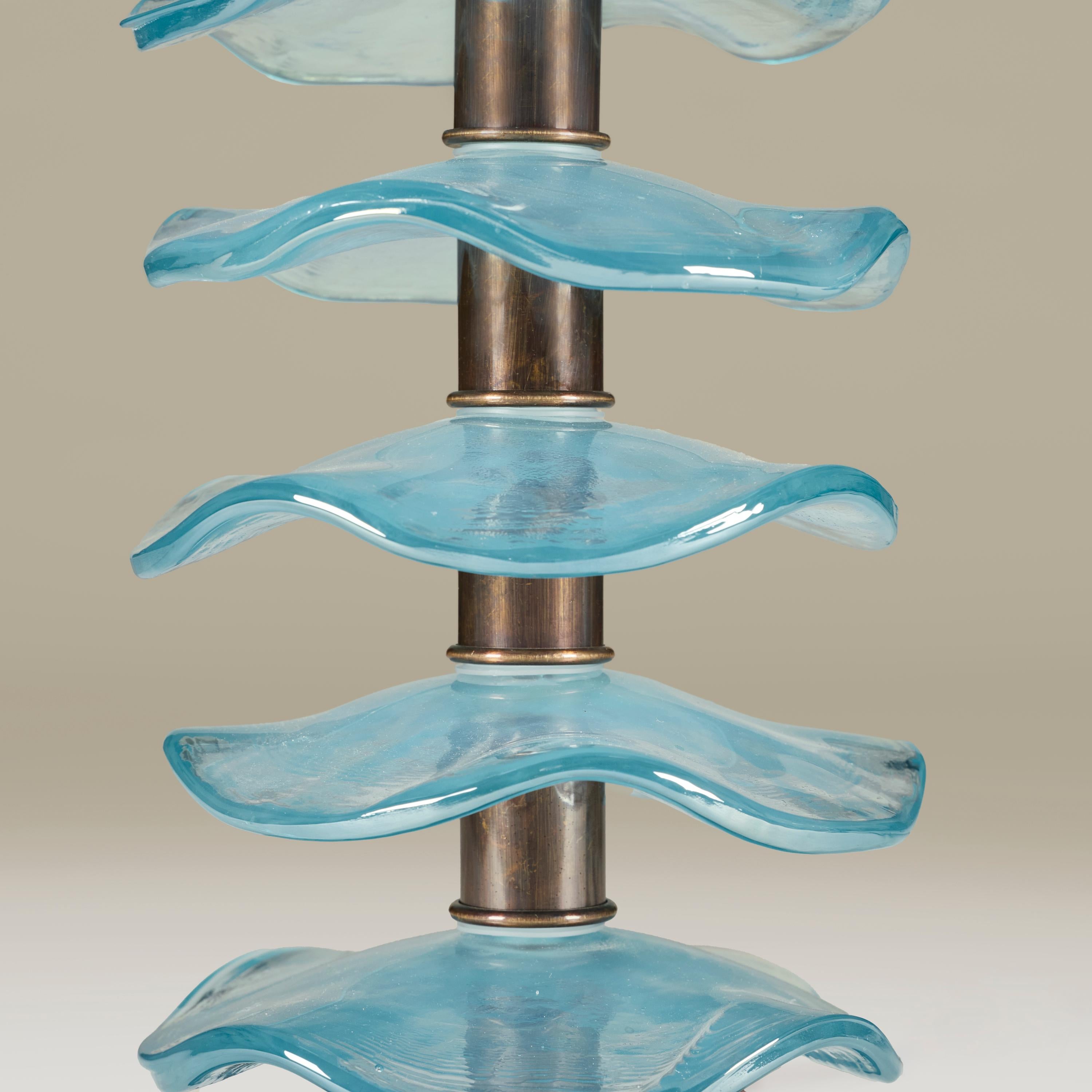 Paar italienische Murano-Lampen mit schillernden aquamarinfarbenen Blütenblättern und Messingverzierungen im Zustand „Neu“ im Angebot in London, GB