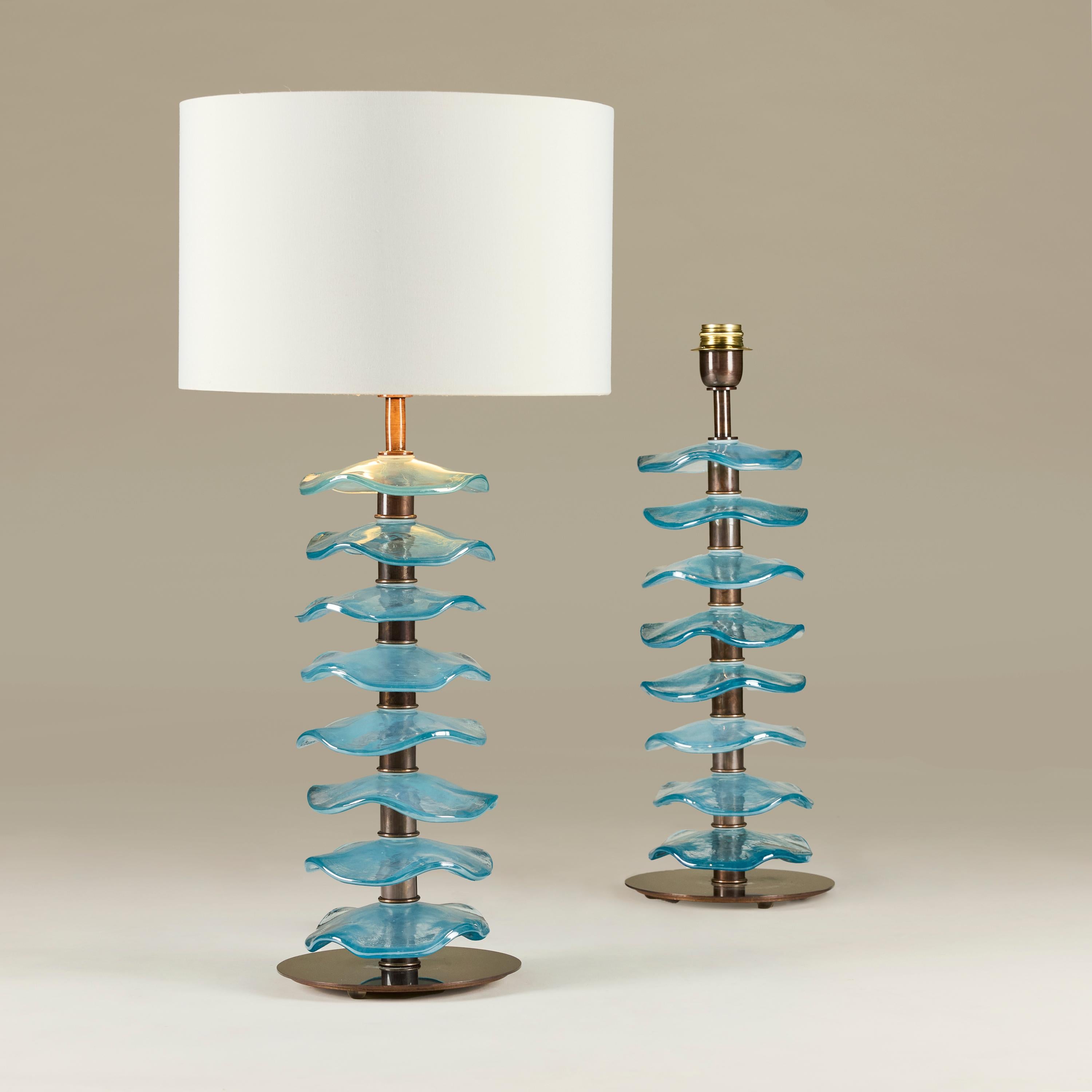 Paar italienische Murano-Lampen mit schillernden aquamarinfarbenen Blütenblättern und Messingverzierungen (21. Jahrhundert und zeitgenössisch) im Angebot