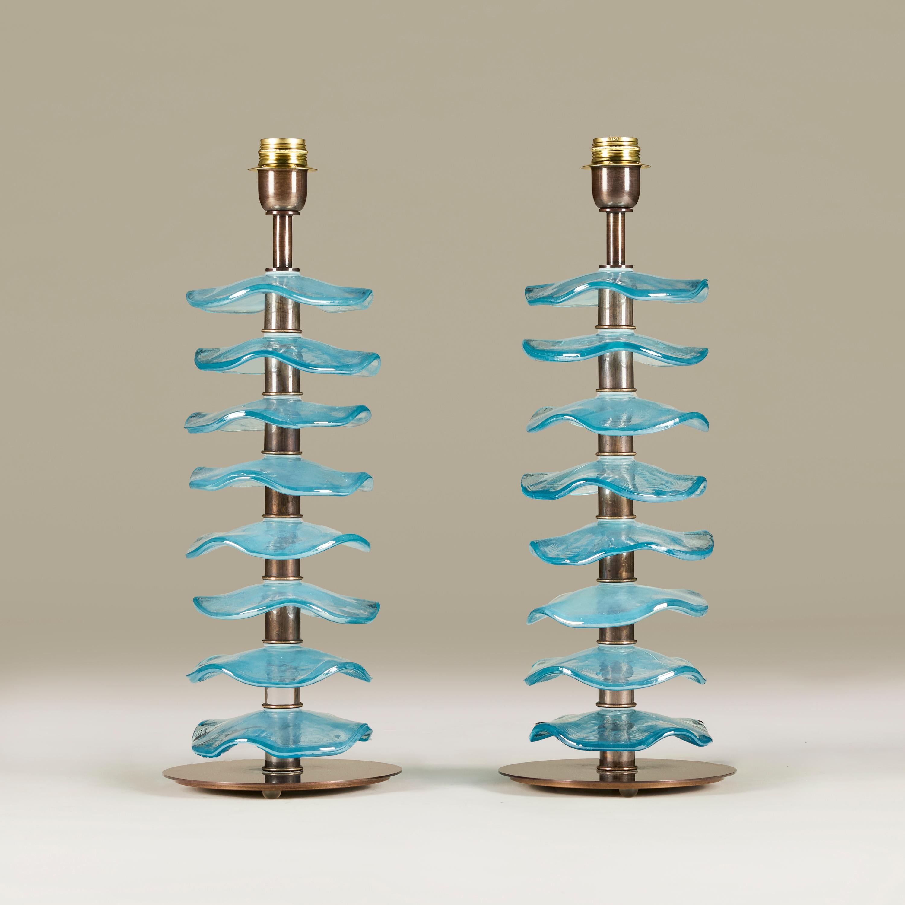 Paar italienische Murano-Lampen mit schillernden aquamarinfarbenen Blütenblättern und Messingverzierungen im Angebot 1