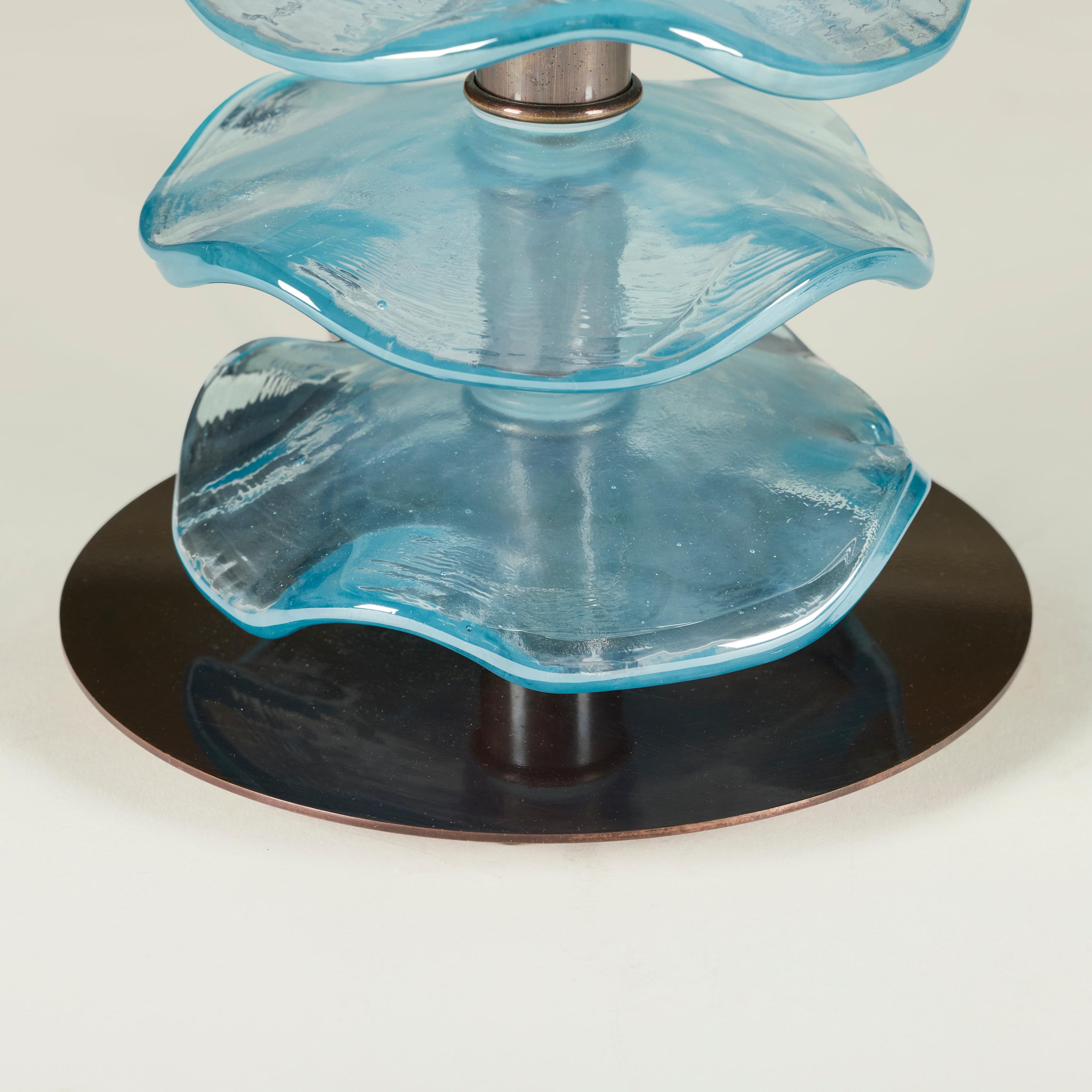 Paar italienische Murano-Lampen mit schillernden aquamarinfarbenen Blütenblättern und Messingverzierungen im Angebot 2